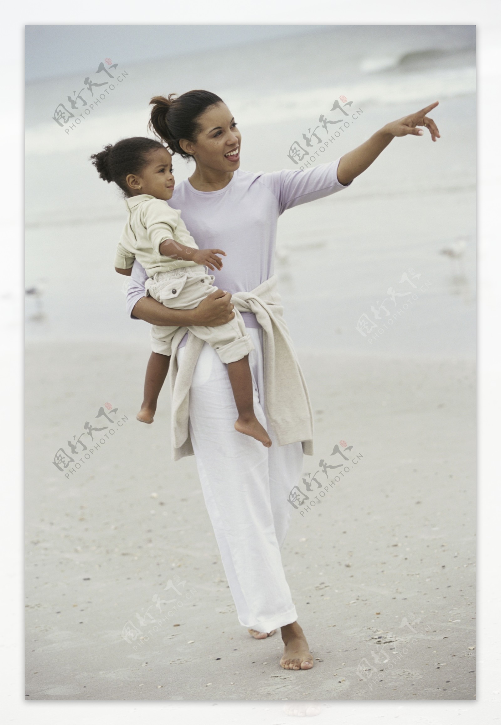 沙滩上的母女俩图片