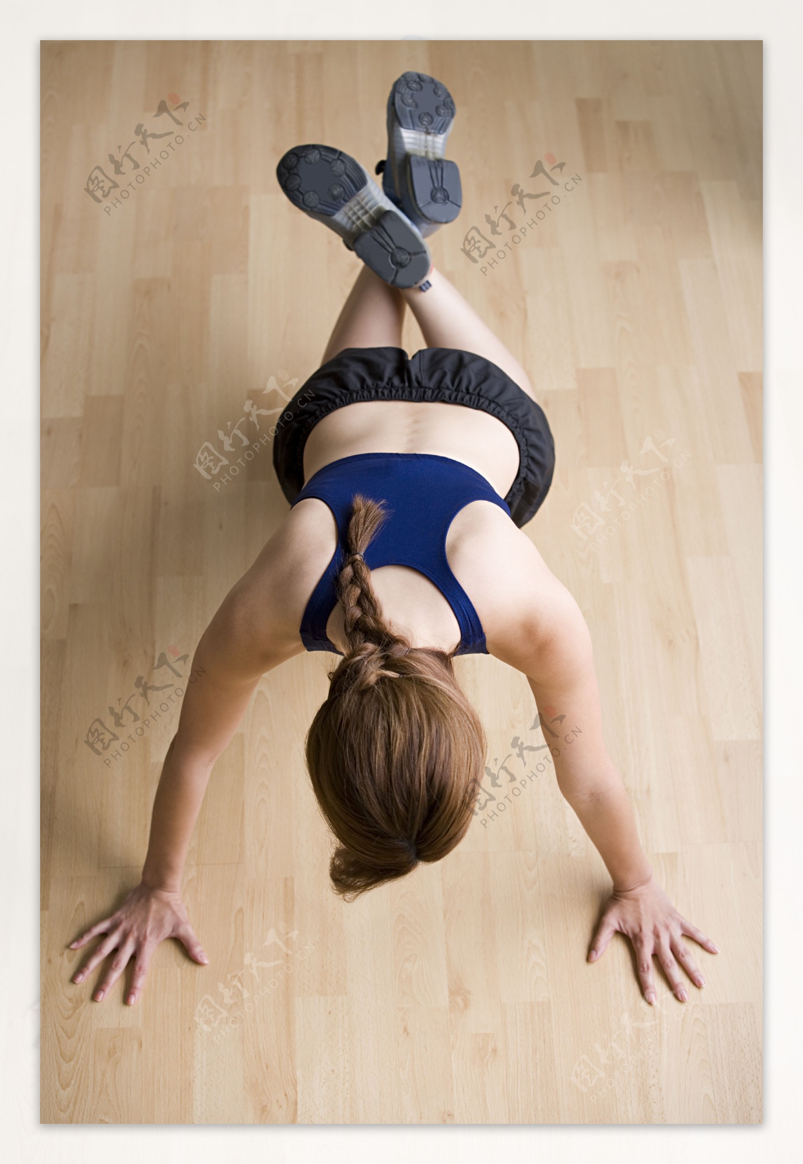 练瑜伽的女性图片