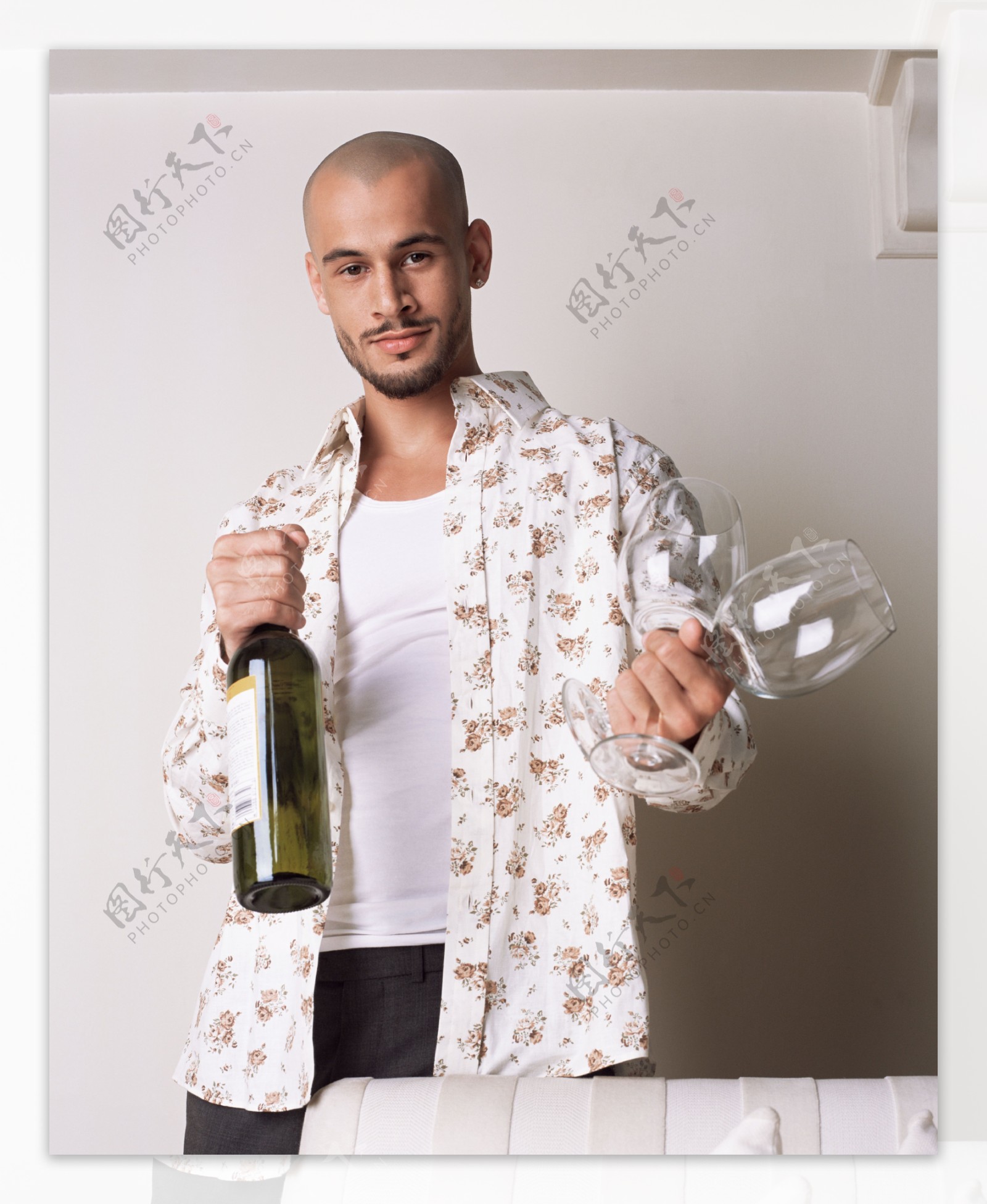 拿着红酒和酒杯的男人图片