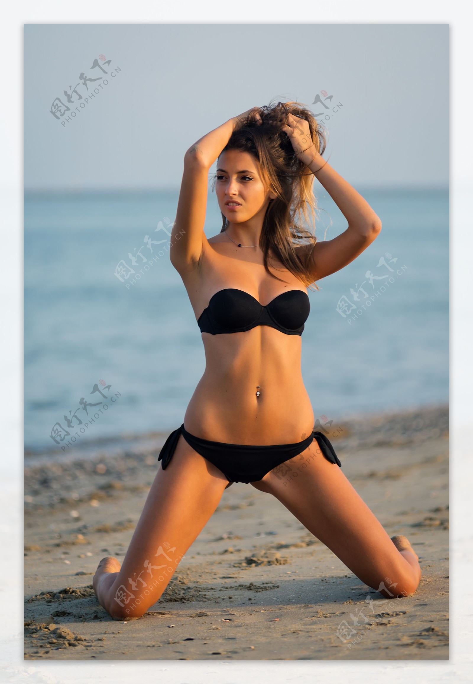 跪在沙滩上的性感美女图片