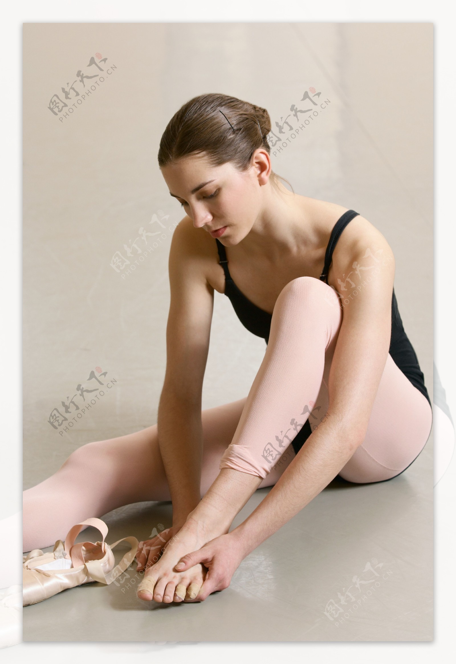 护理脚部的女性舞蹈演员图片