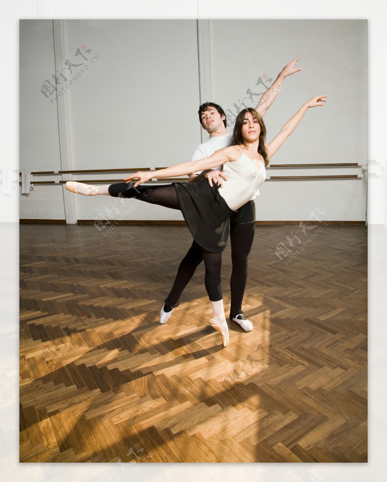 正在跳芭蕾舞的男女图片
