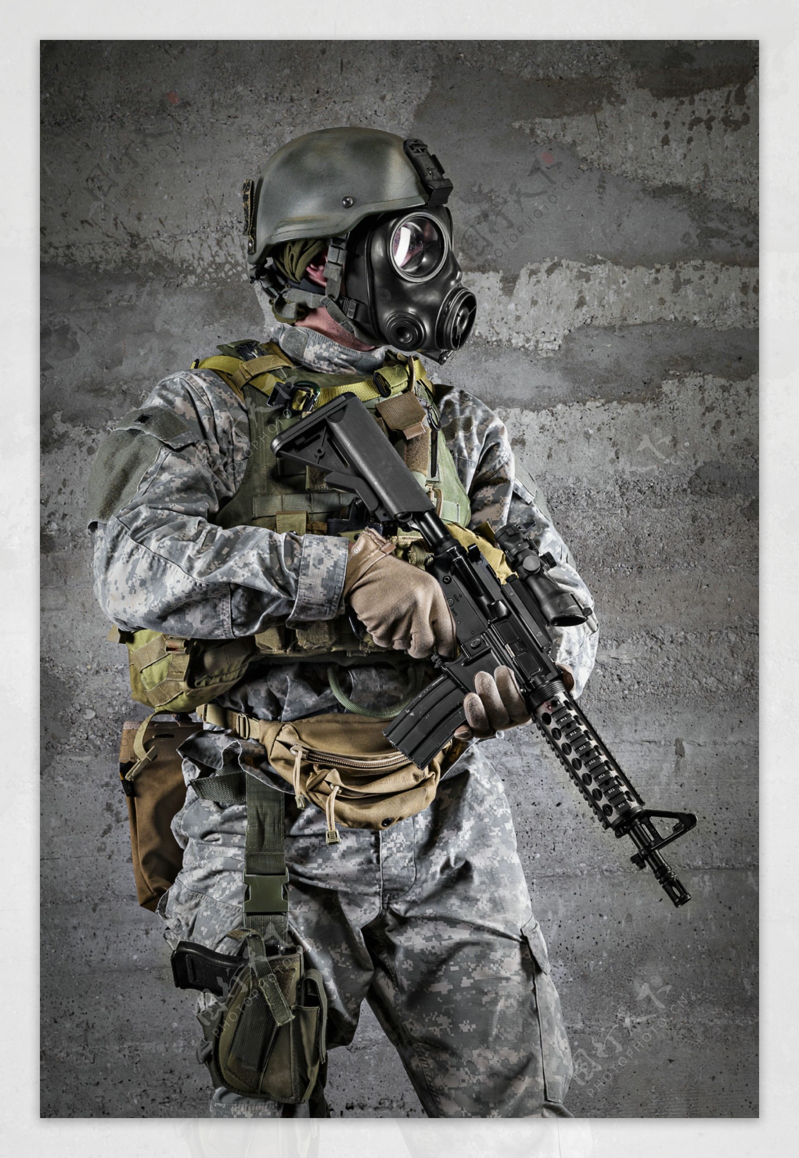 戴防毒面具的士兵图片
