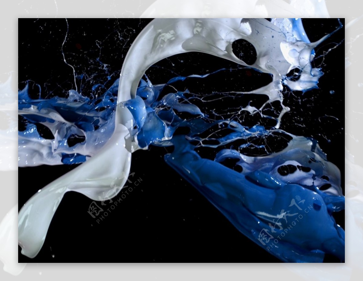 高清拍摄蓝白液体对撞洒落视频素材
