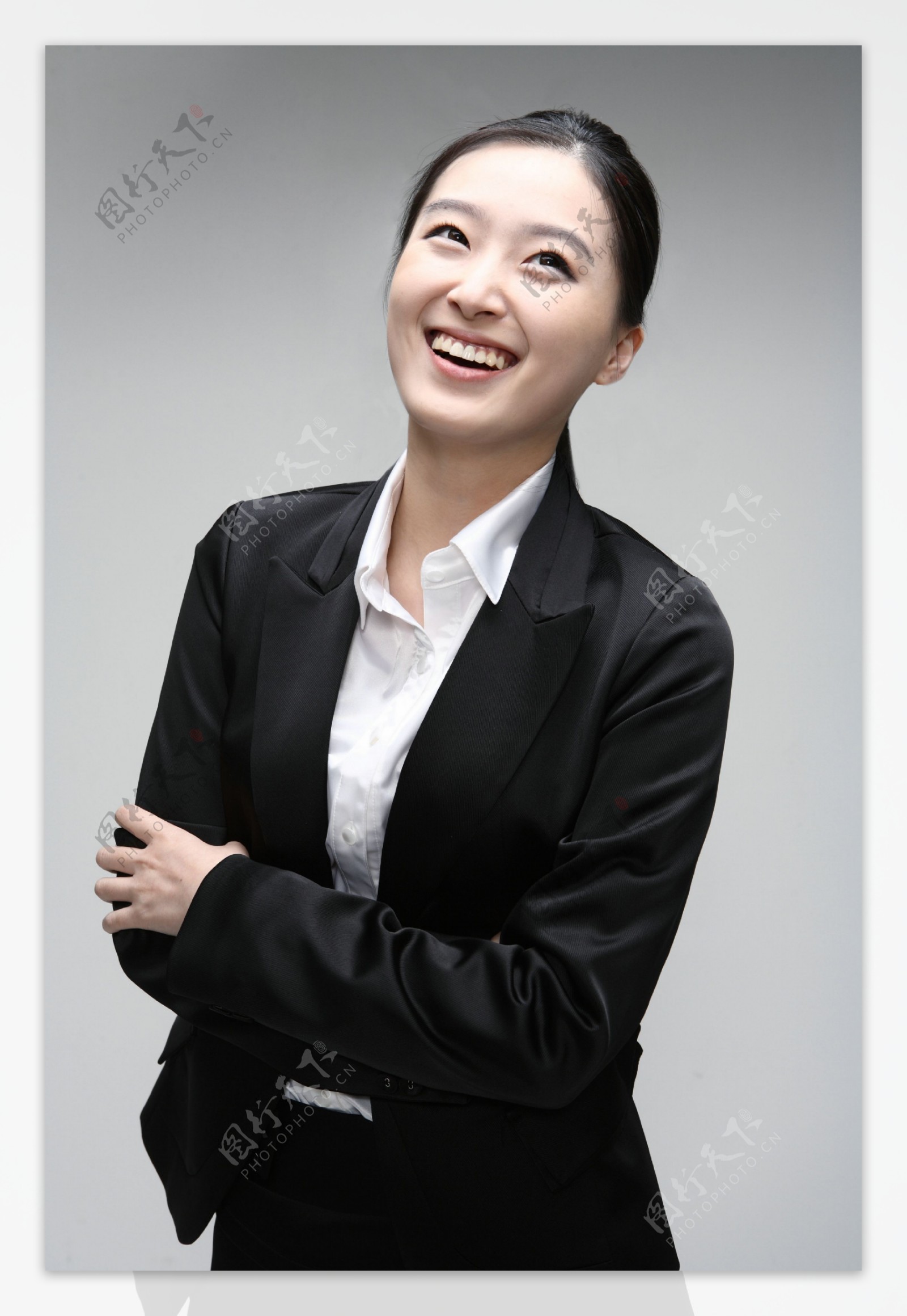 自信微笑的商务美女图片
