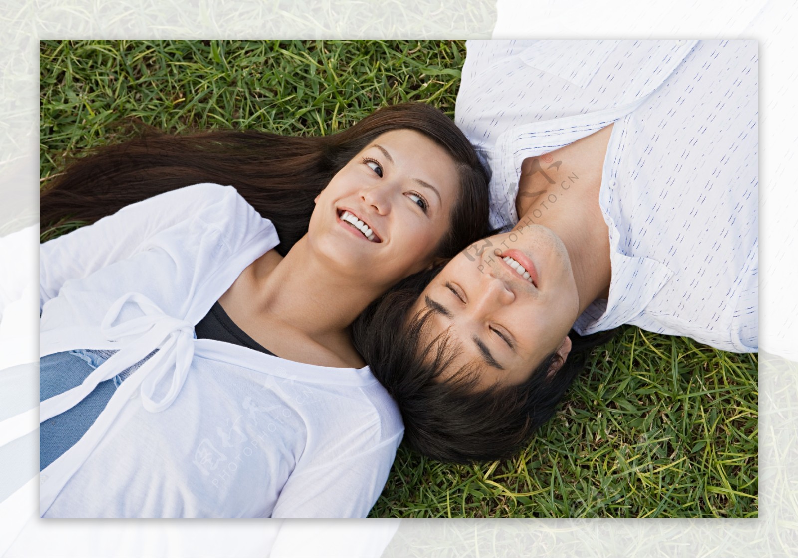 躺在草地上幸福微笑的情侣图片图片