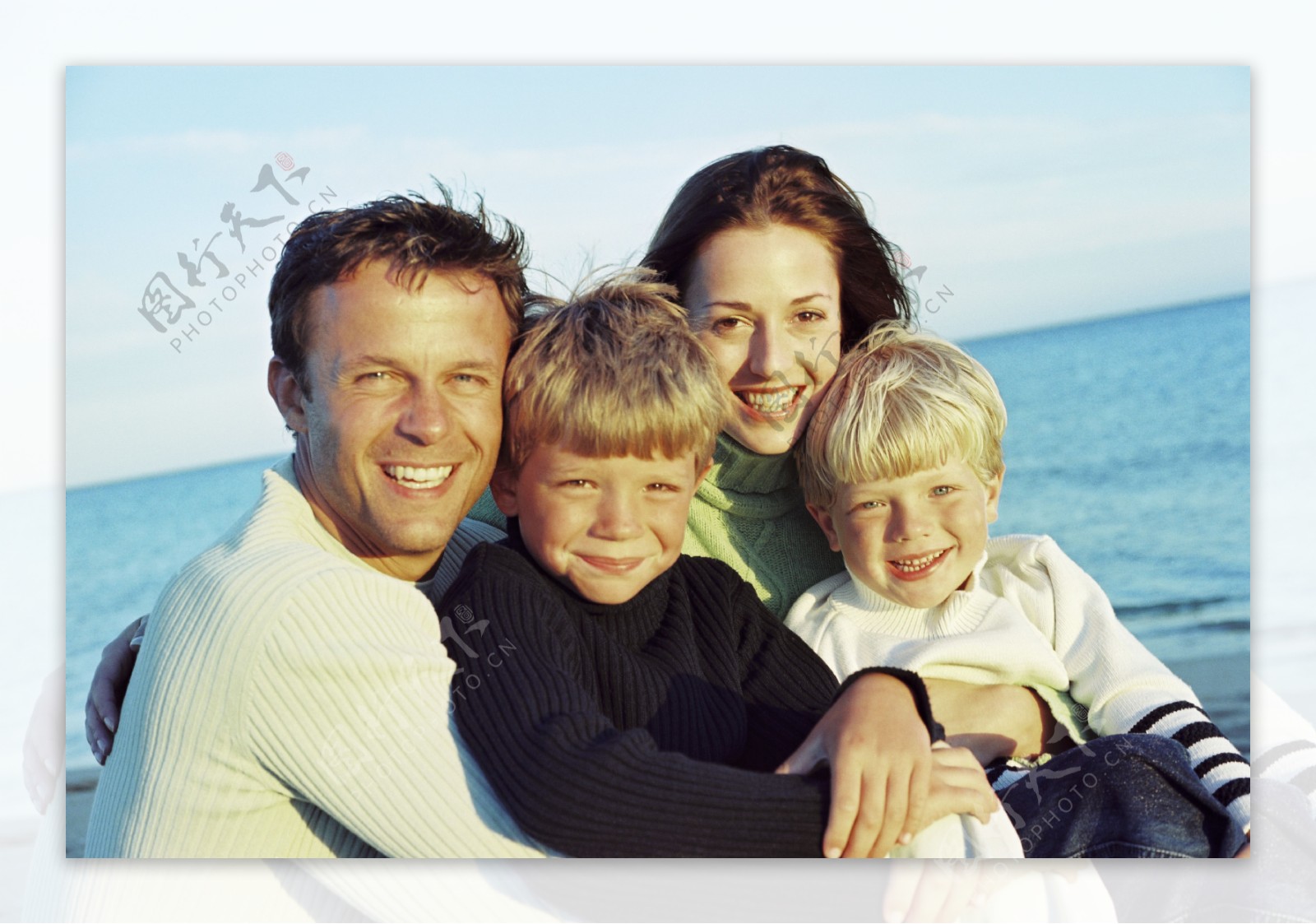 海滩上的幸福家庭图片