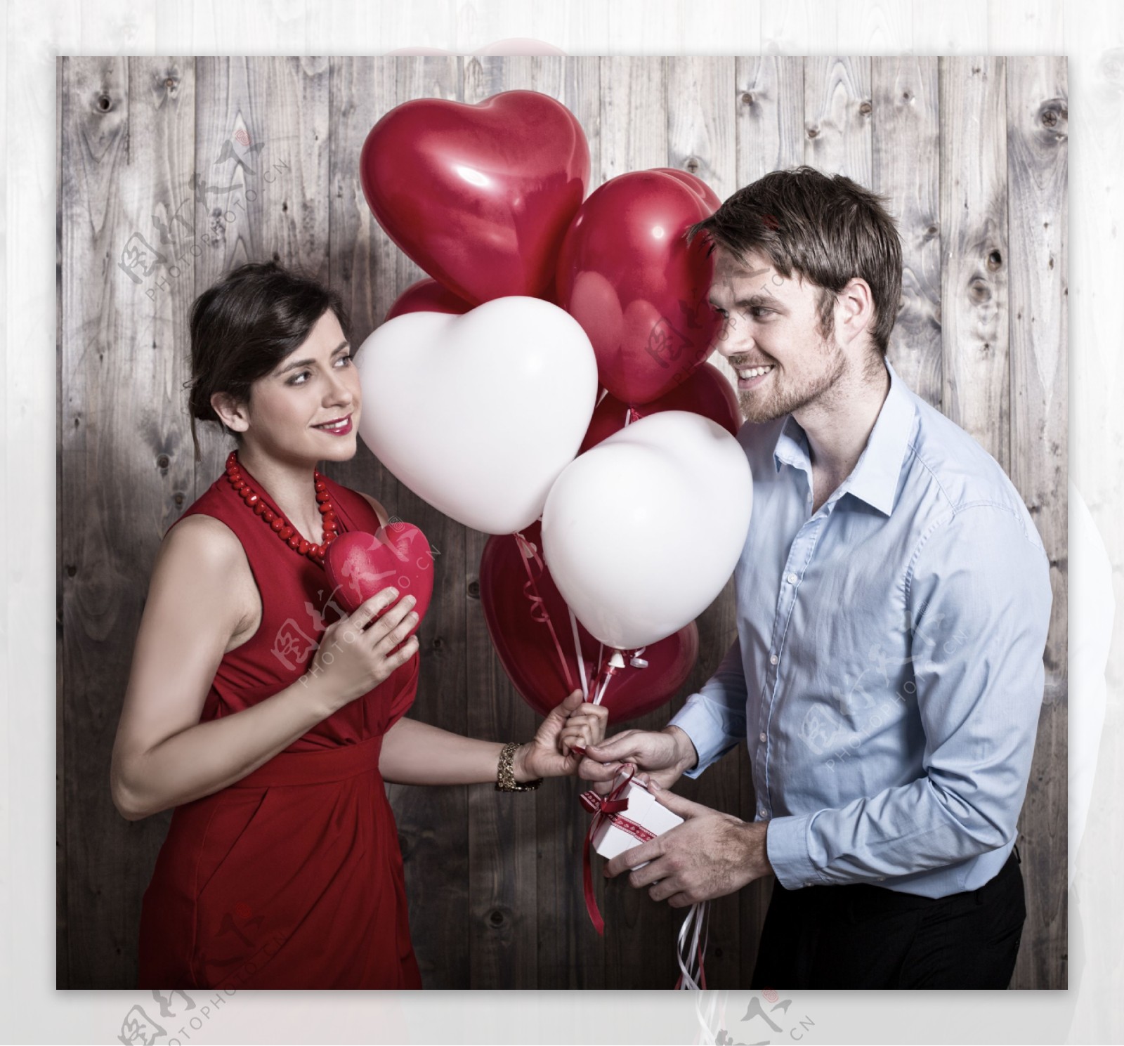 手拿心形气球的情侣图片
