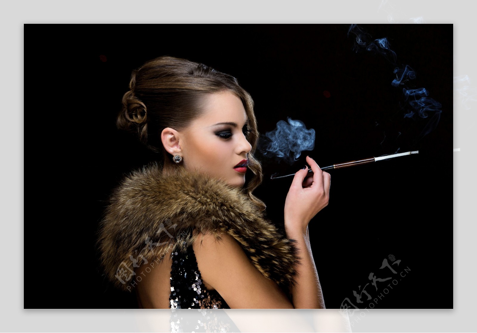 很有味道的抽烟的女人图片壁纸-壁纸图片大全