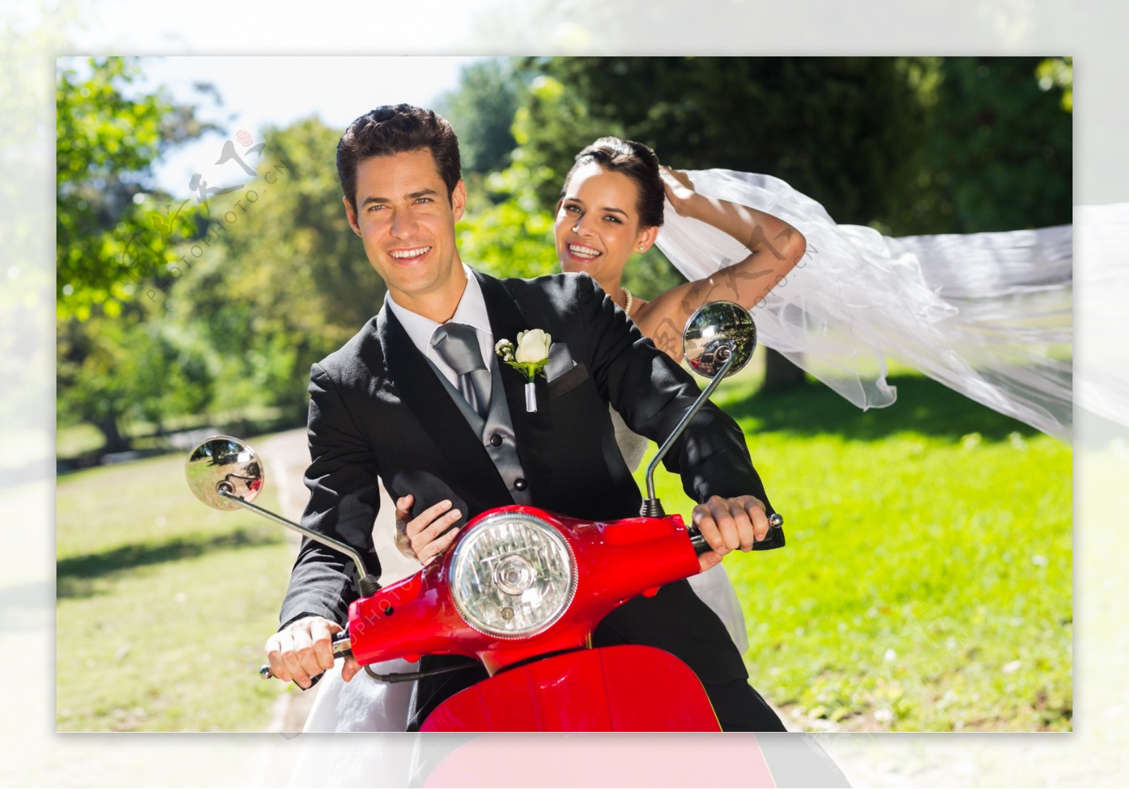 骑电瓶车的新郎和新娘图片