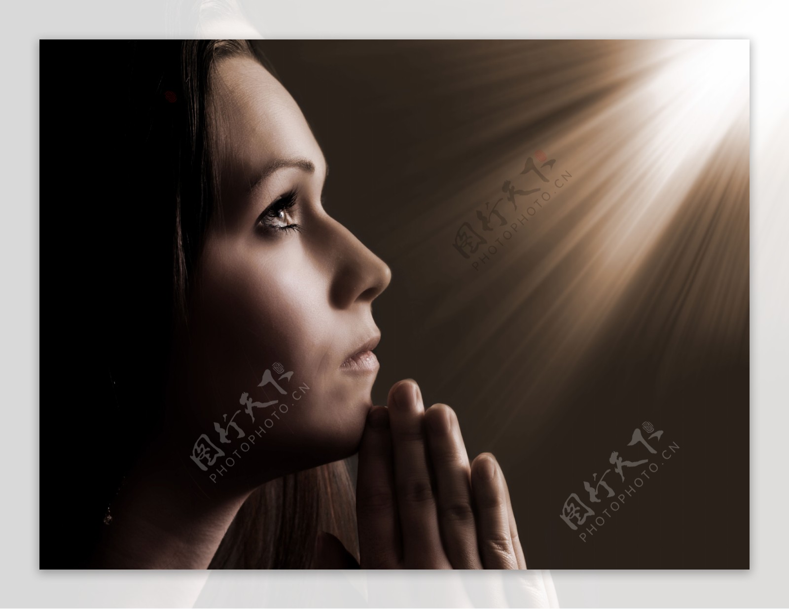 祈祷的美女图片