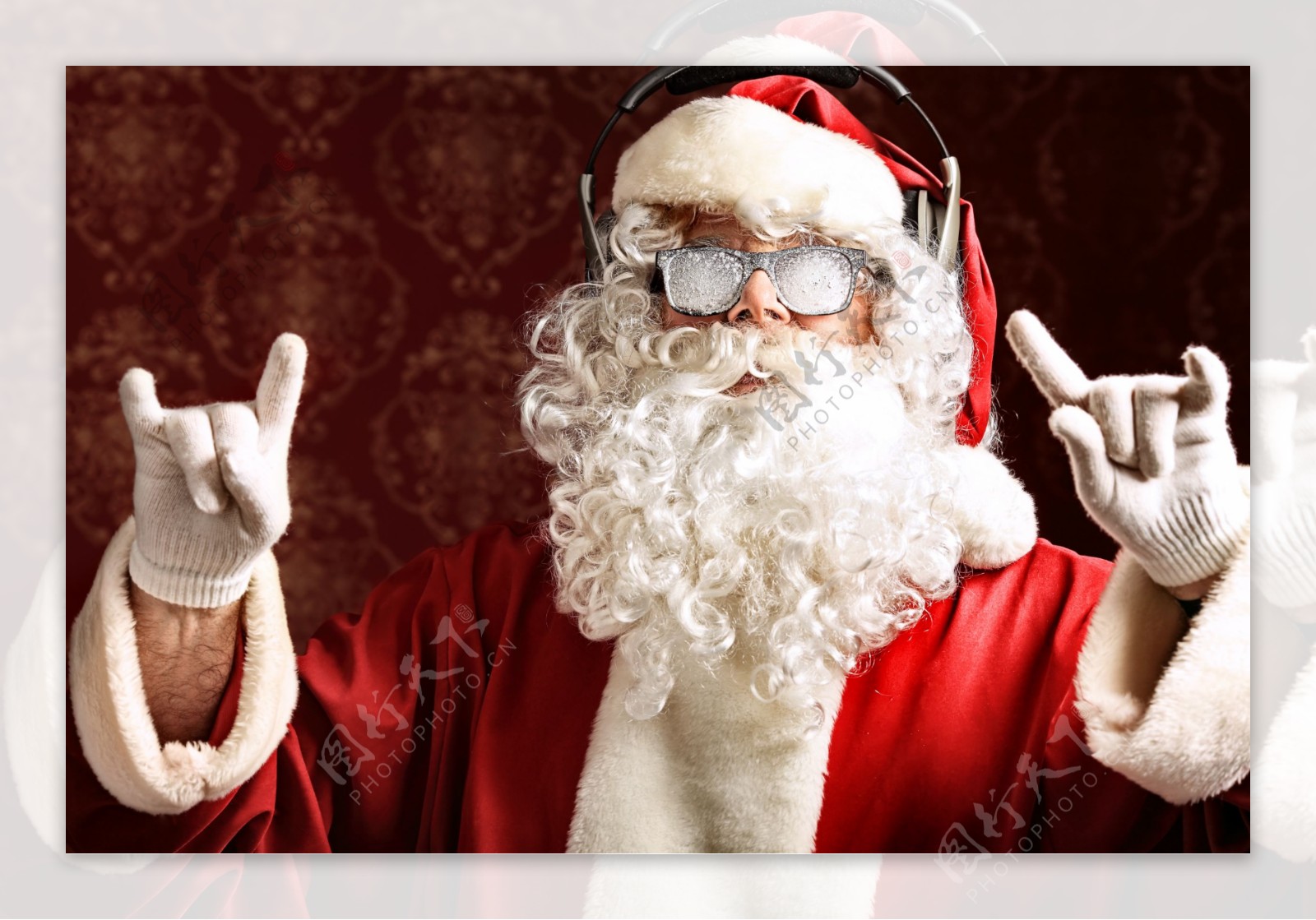 戴耳机听音乐的圣诞老人图片