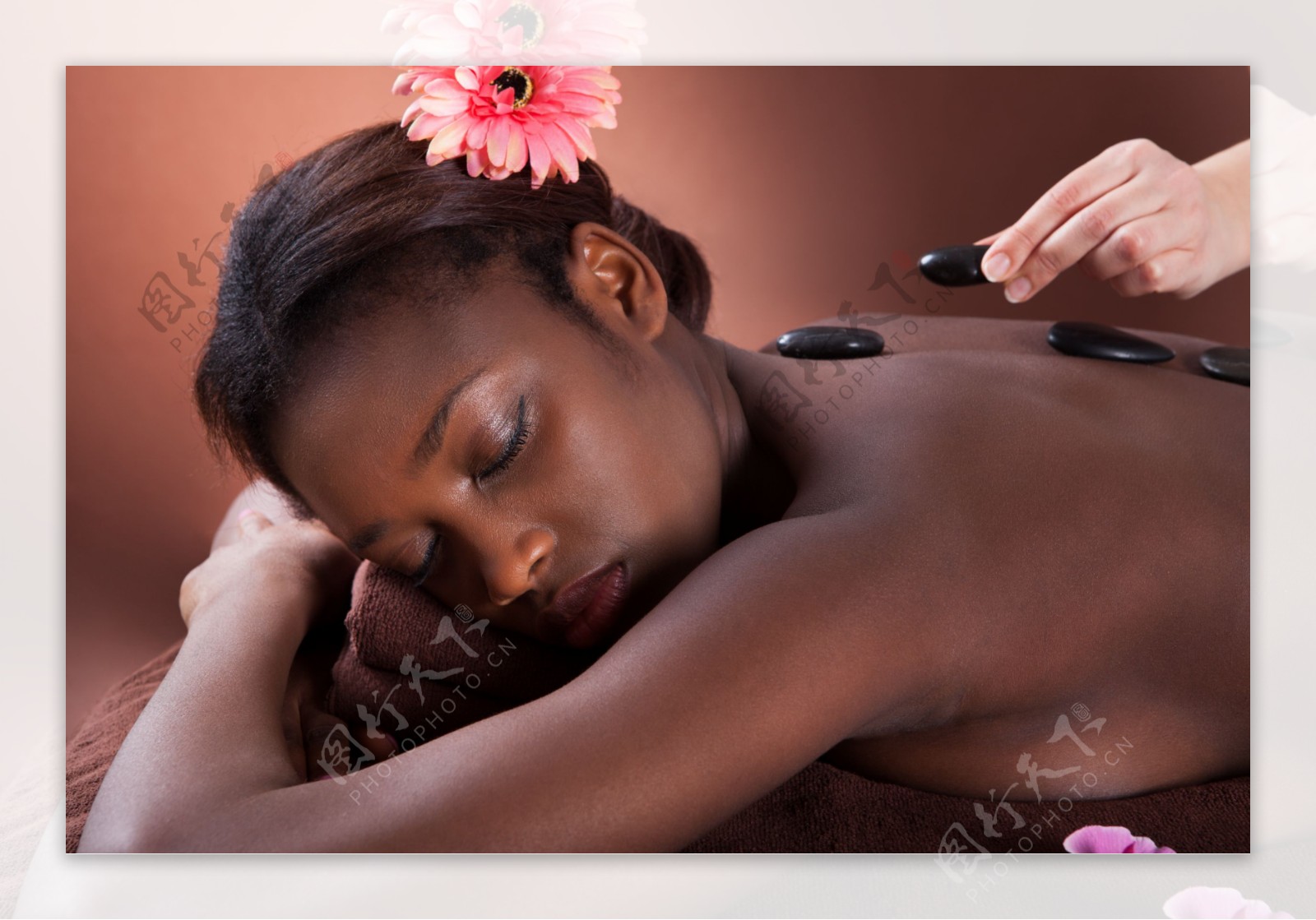 黑色砭石背部护理的黑人美女图片