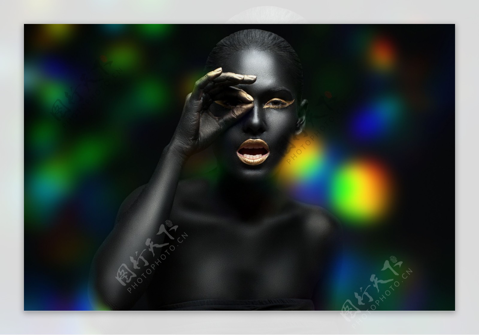黑人模特与光斑背景图片