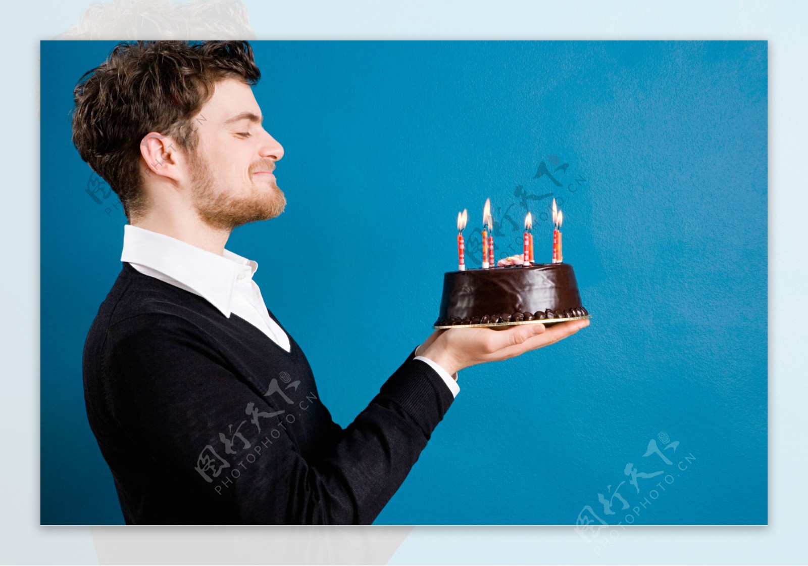 双手捧着蛋糕的时尚男性图片