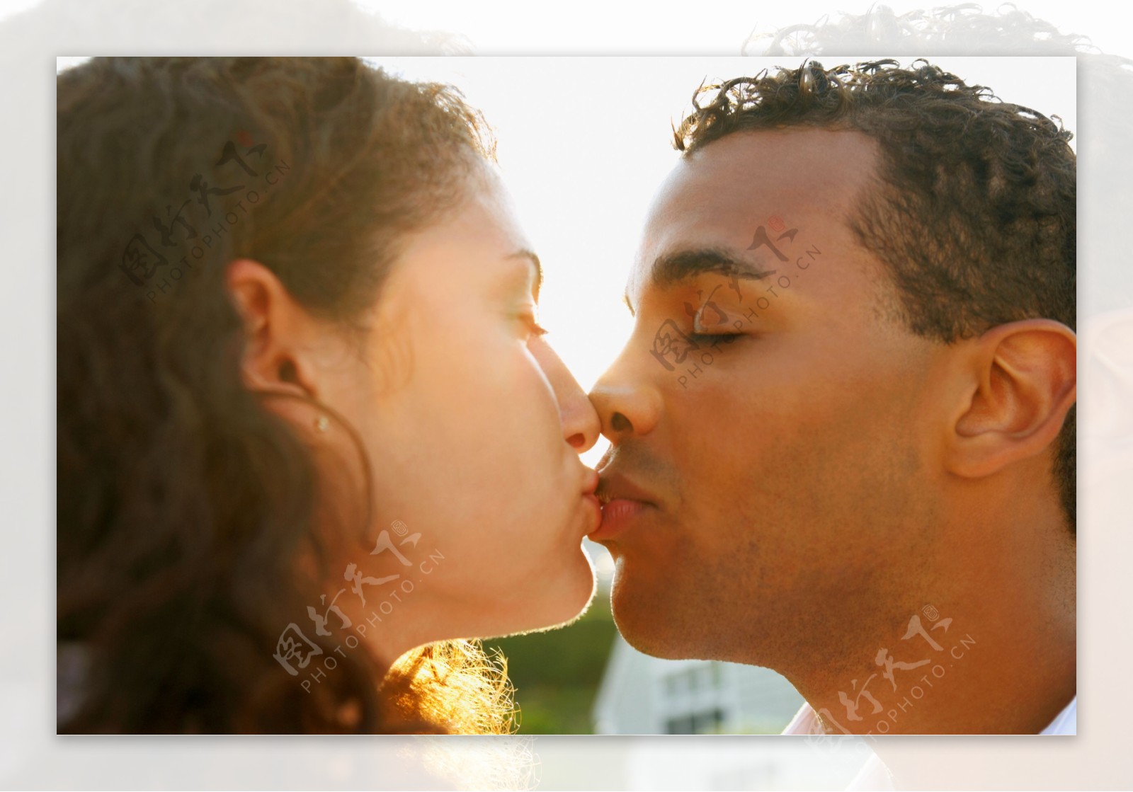 亲吻的外国情侣图片图片