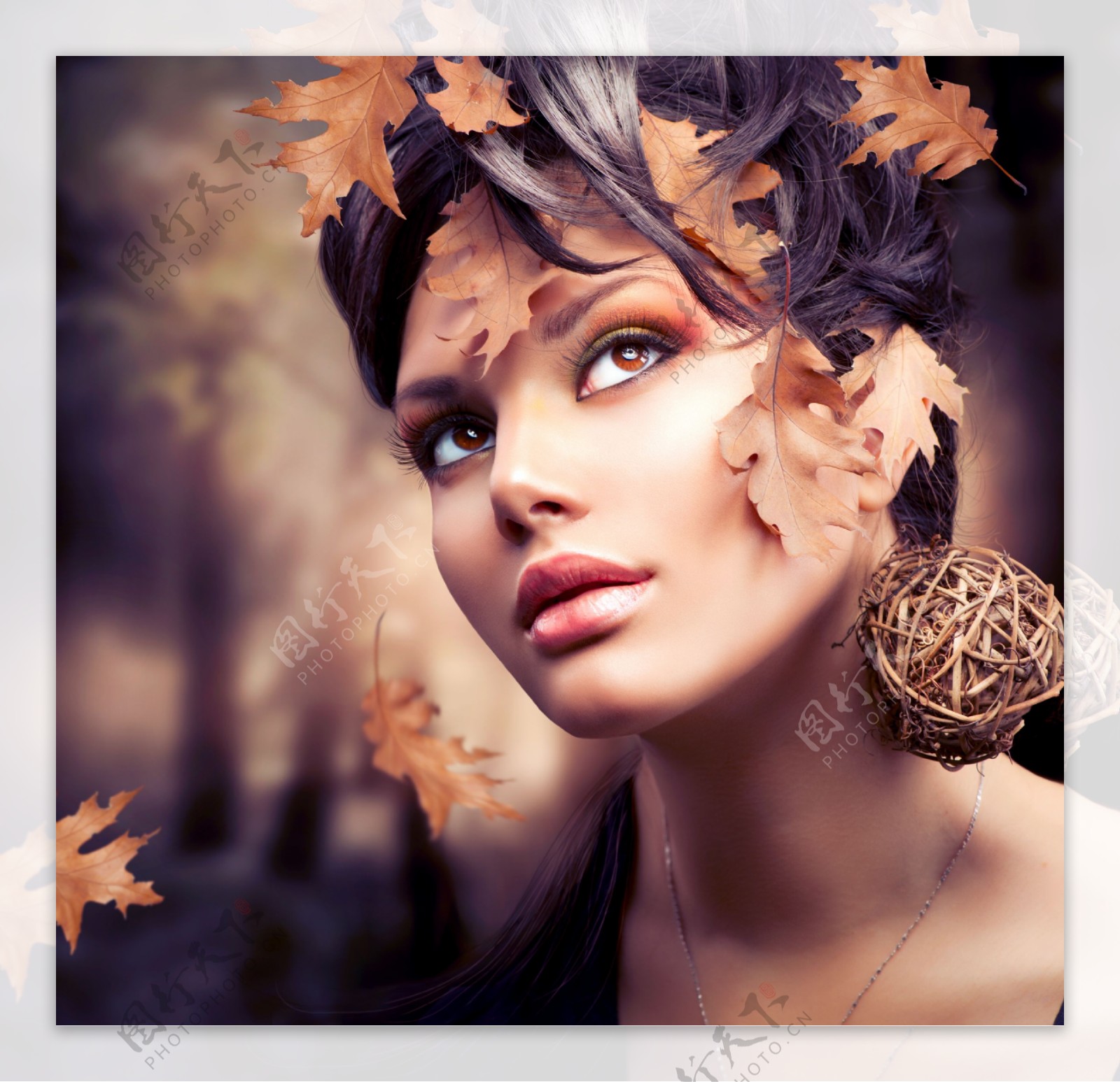 美女模特与秋天树叶图片