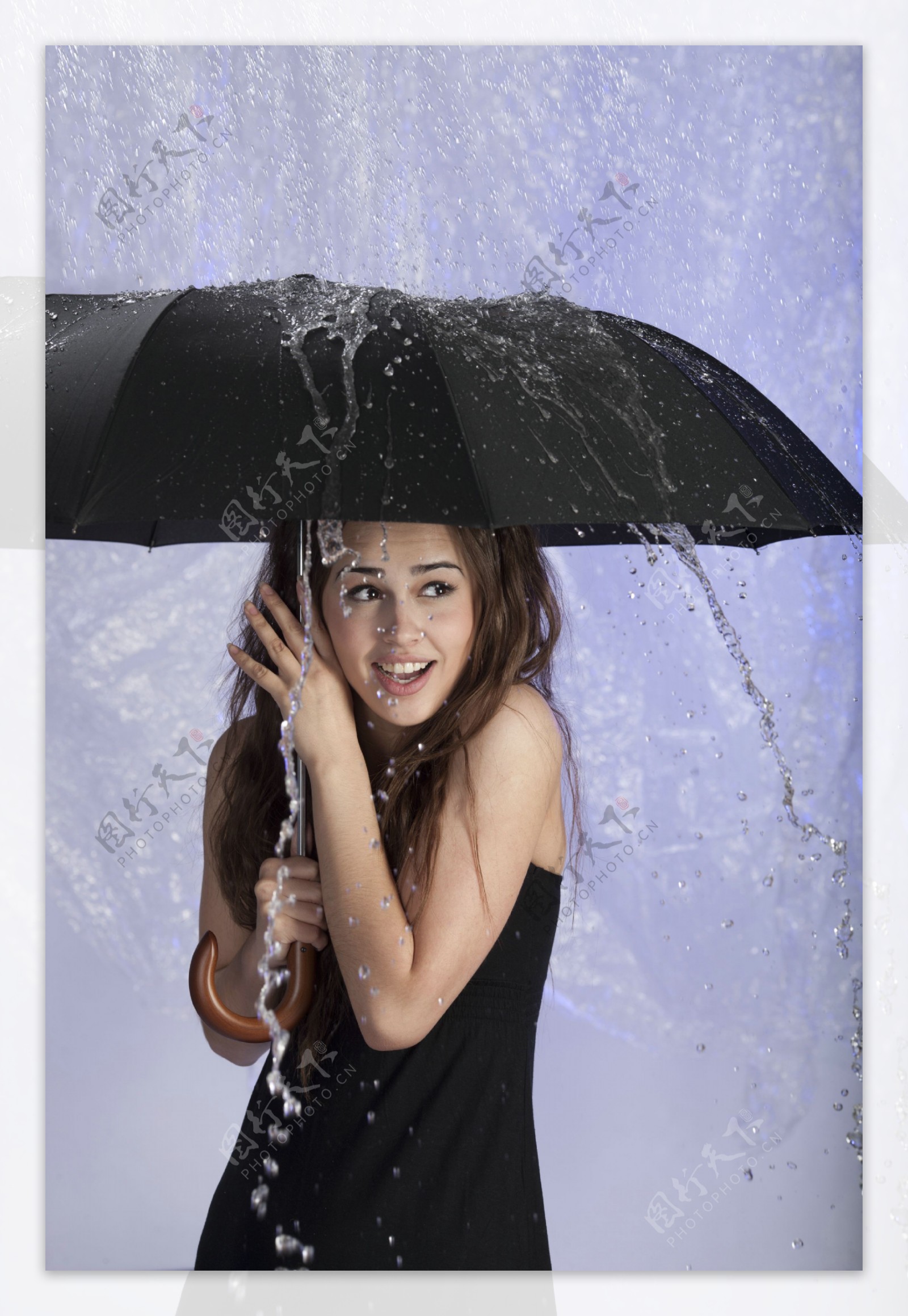 雨下打伞的美女图片