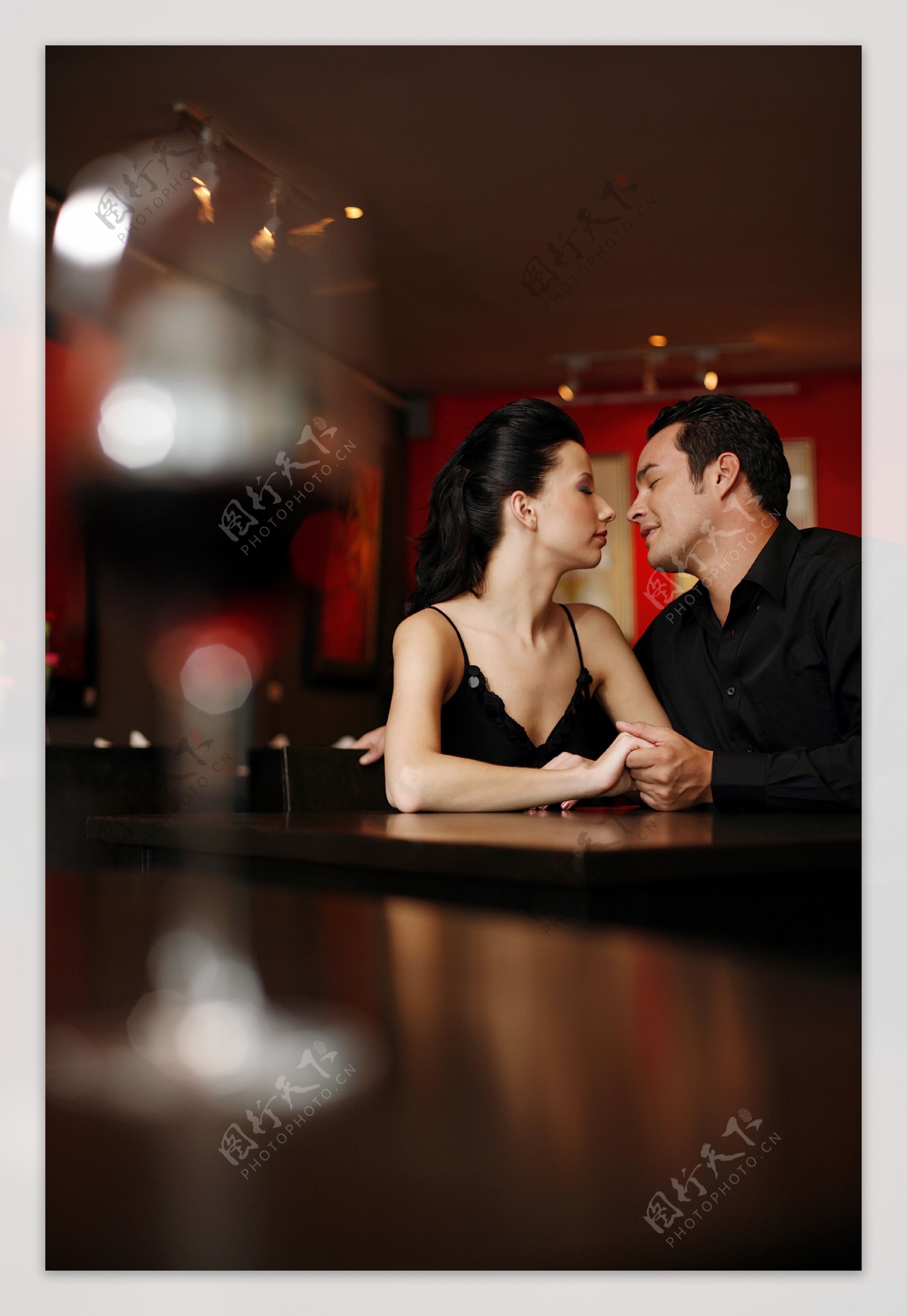 酒吧约会的情侣图片