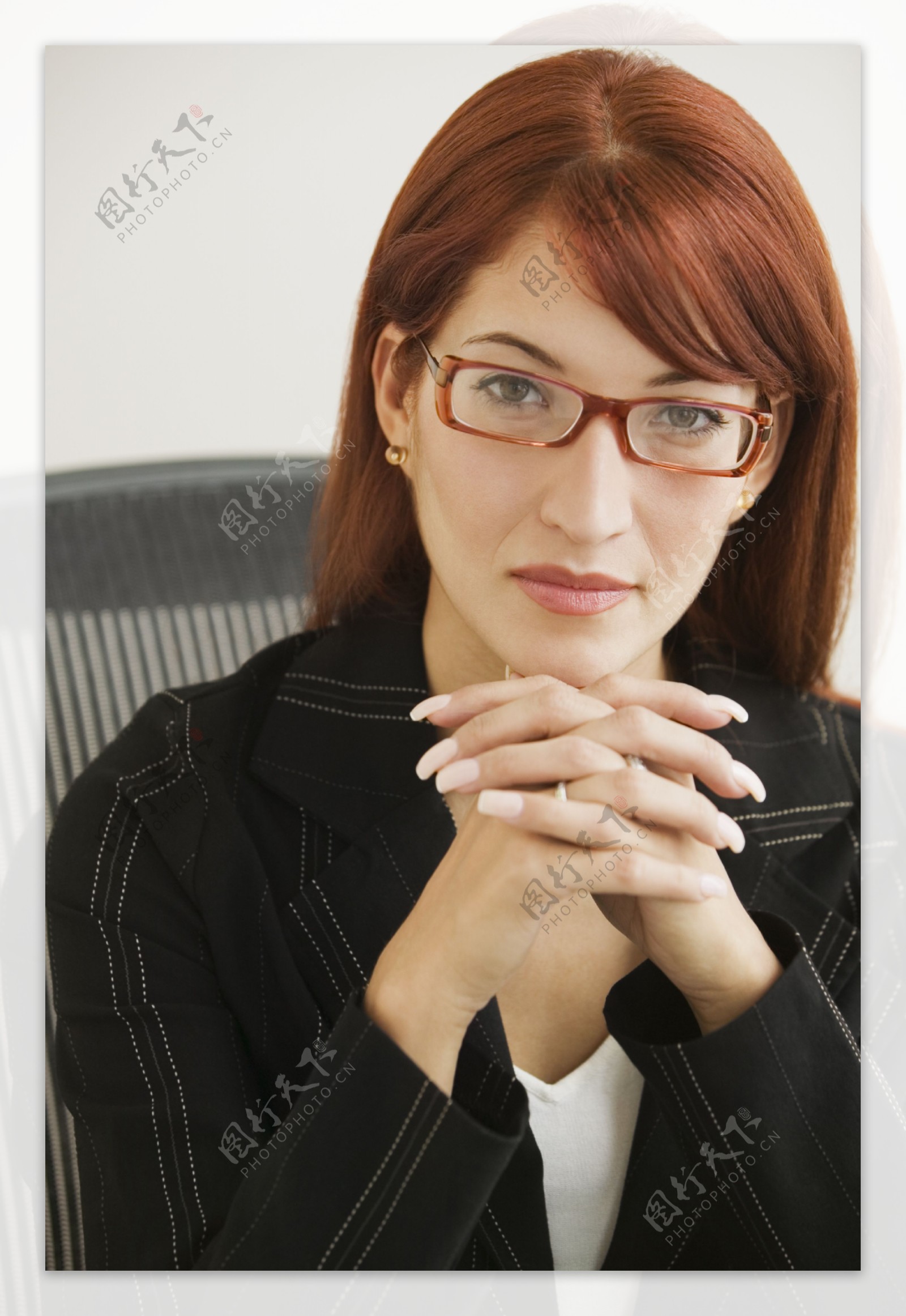 戴眼镜的女人图片