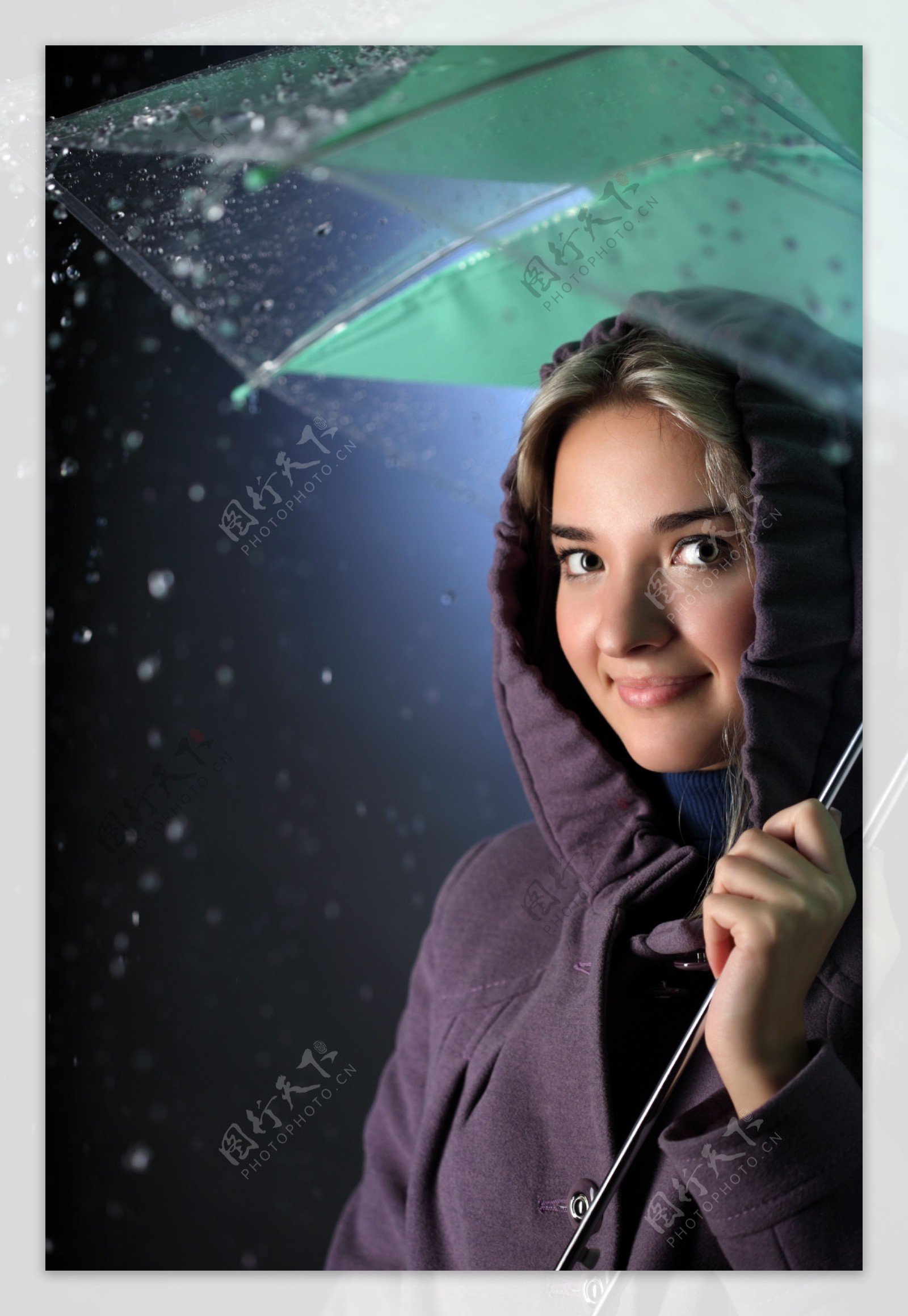 雨中打伞的美女图片