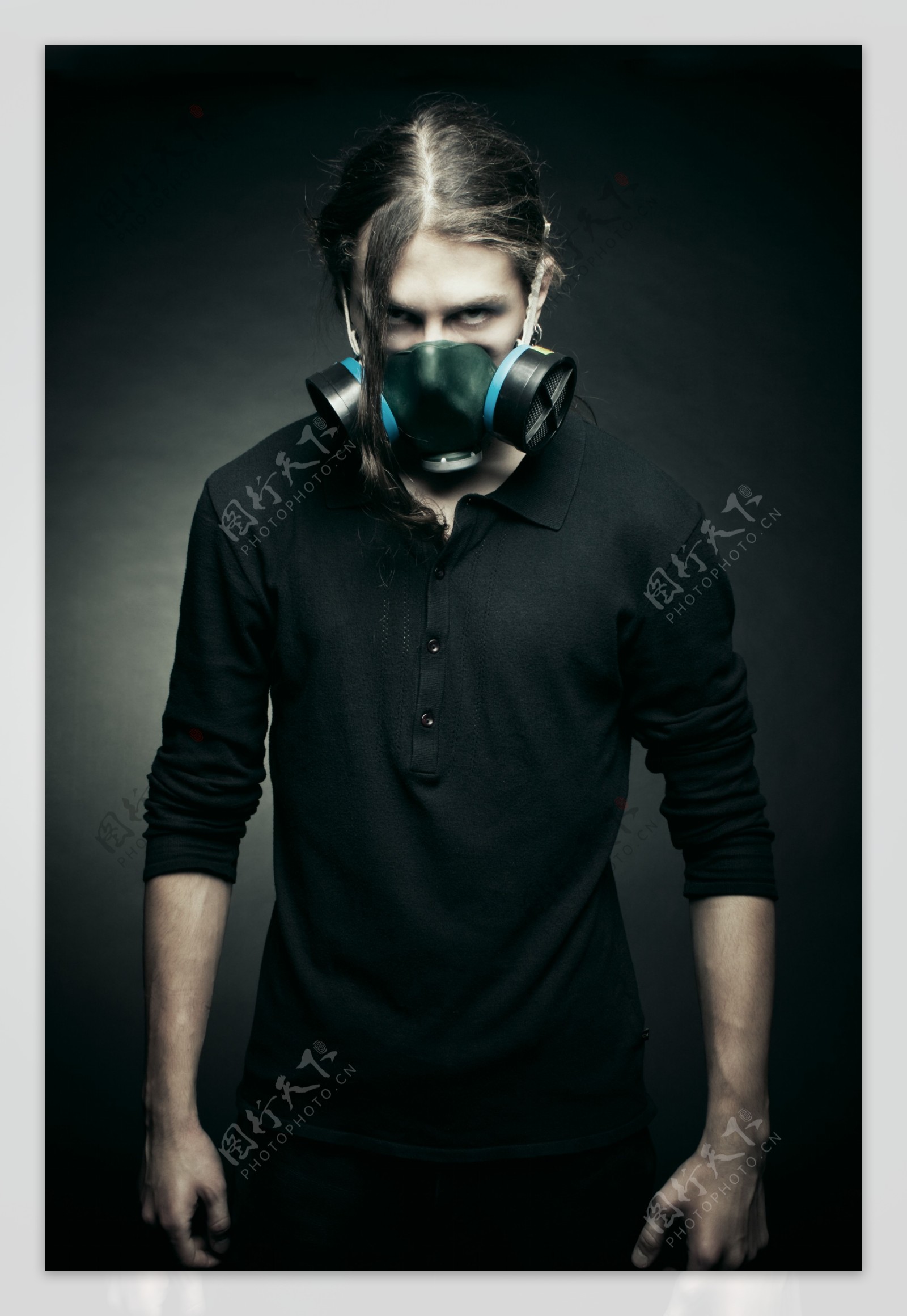 戴防毒面罩的男人图片