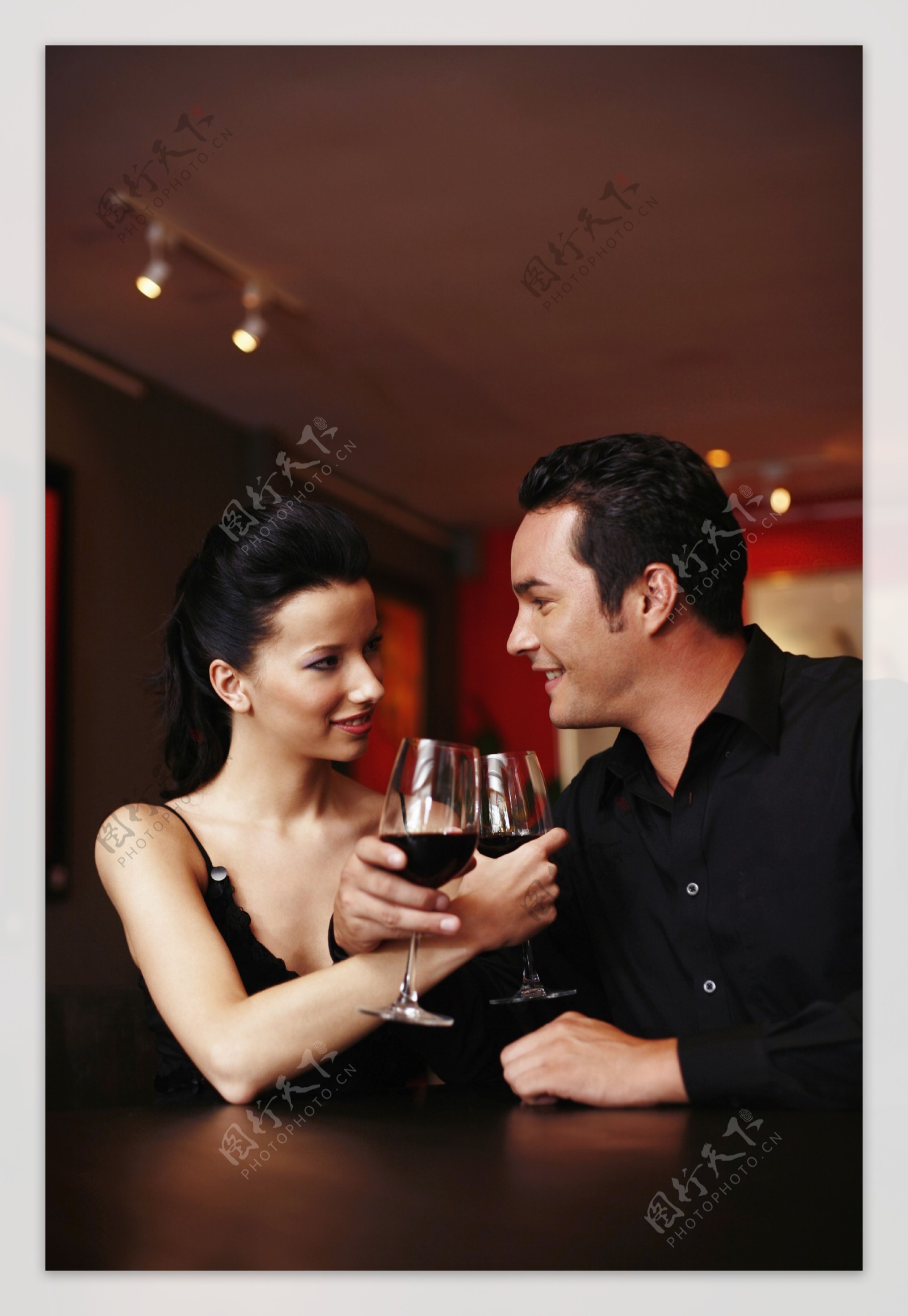 喝红酒的情侣图片