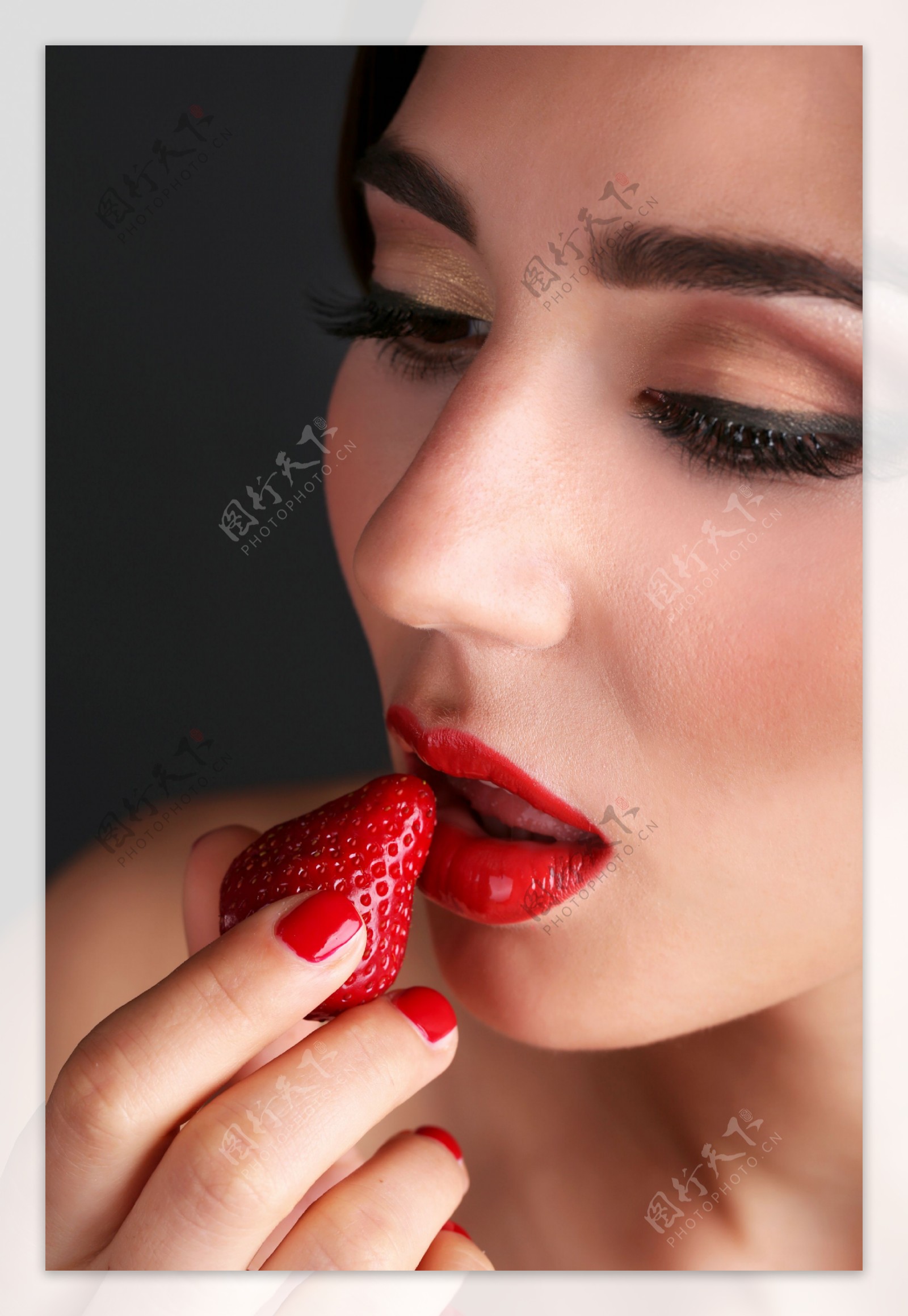 吃草莓的性感红唇美女图片