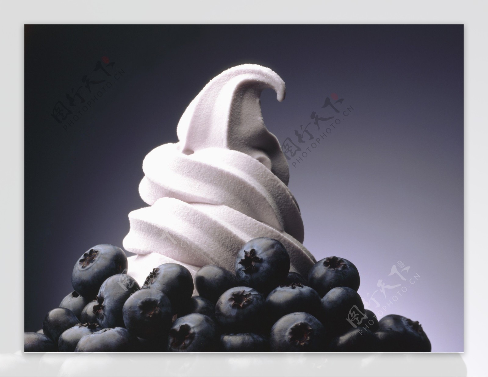 一勺蓝莓冰淇淋，蓝莓在白色背景上照片摄影图片_ID:140926295-Veer图库