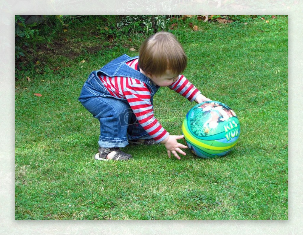 草地上玩球的小孩