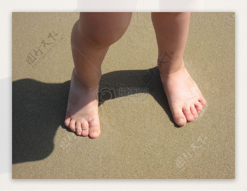 沙地中小孩脚的特写
