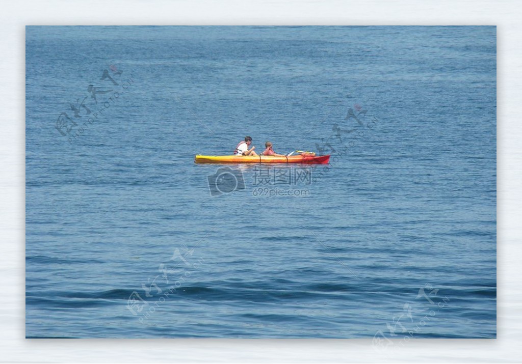 海面上划船的两个人