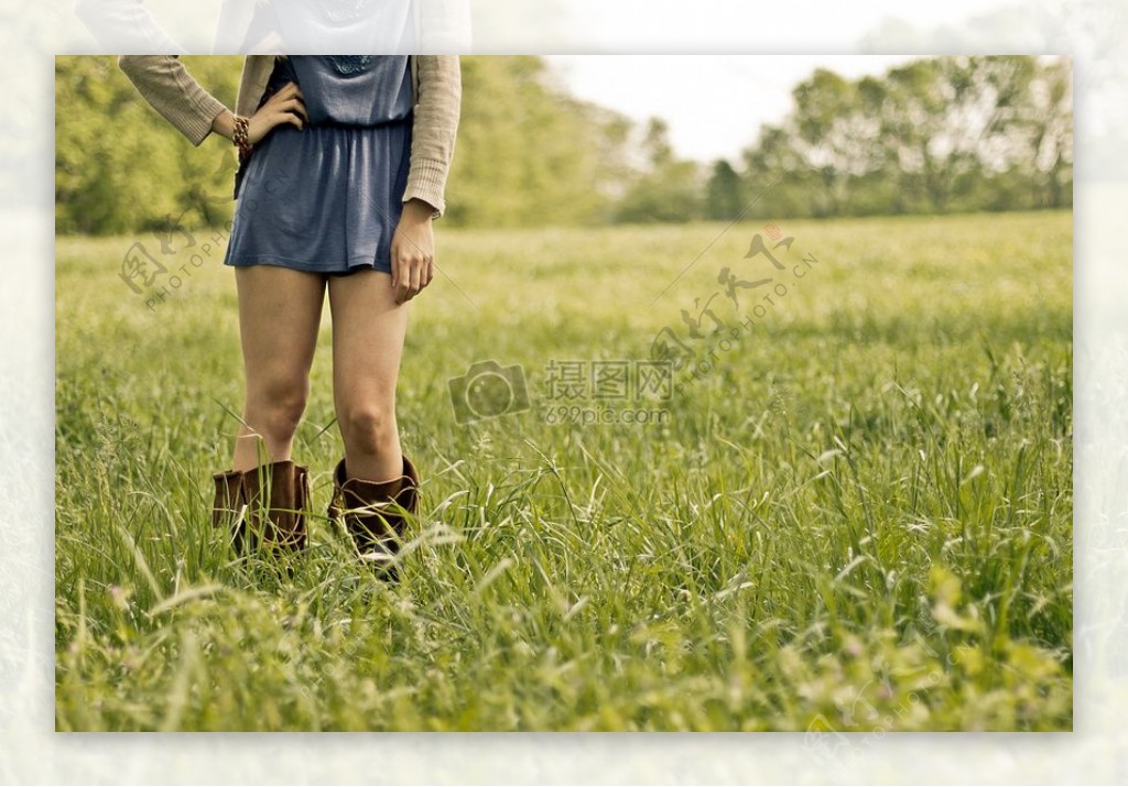 站在草地上的女孩双腿