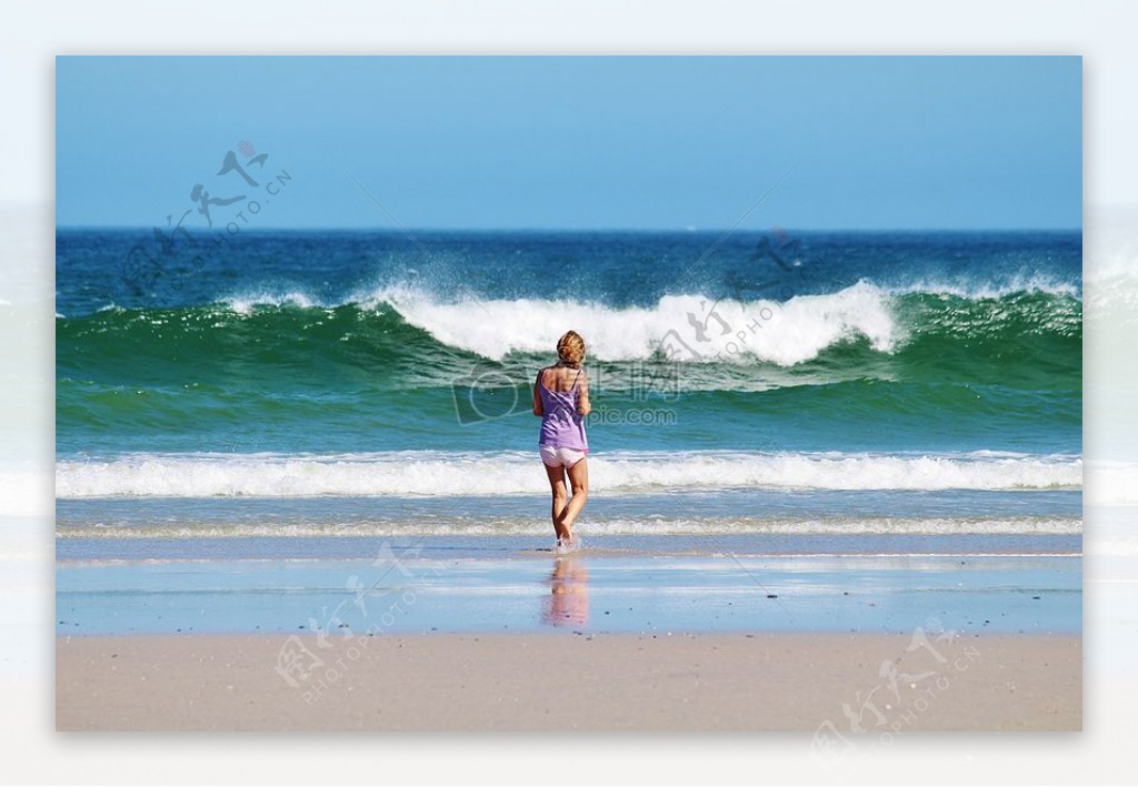 在海边游玩的女人