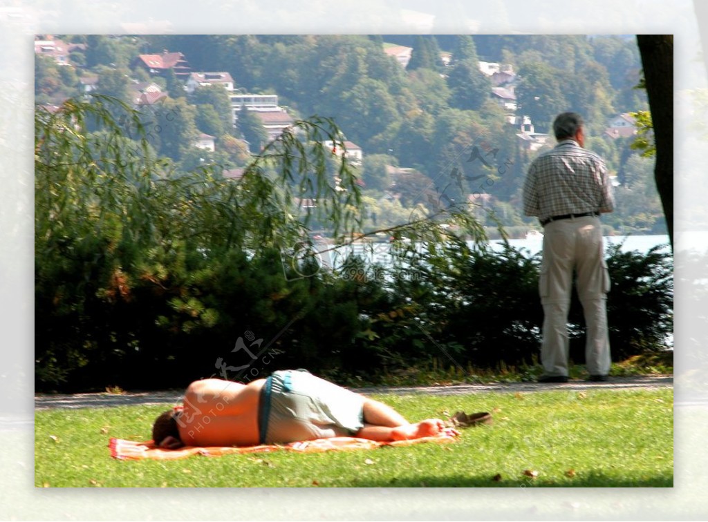 躺在草坪上睡觉的男人