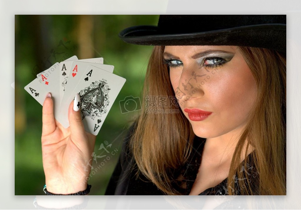 拿着扑克牌的女人