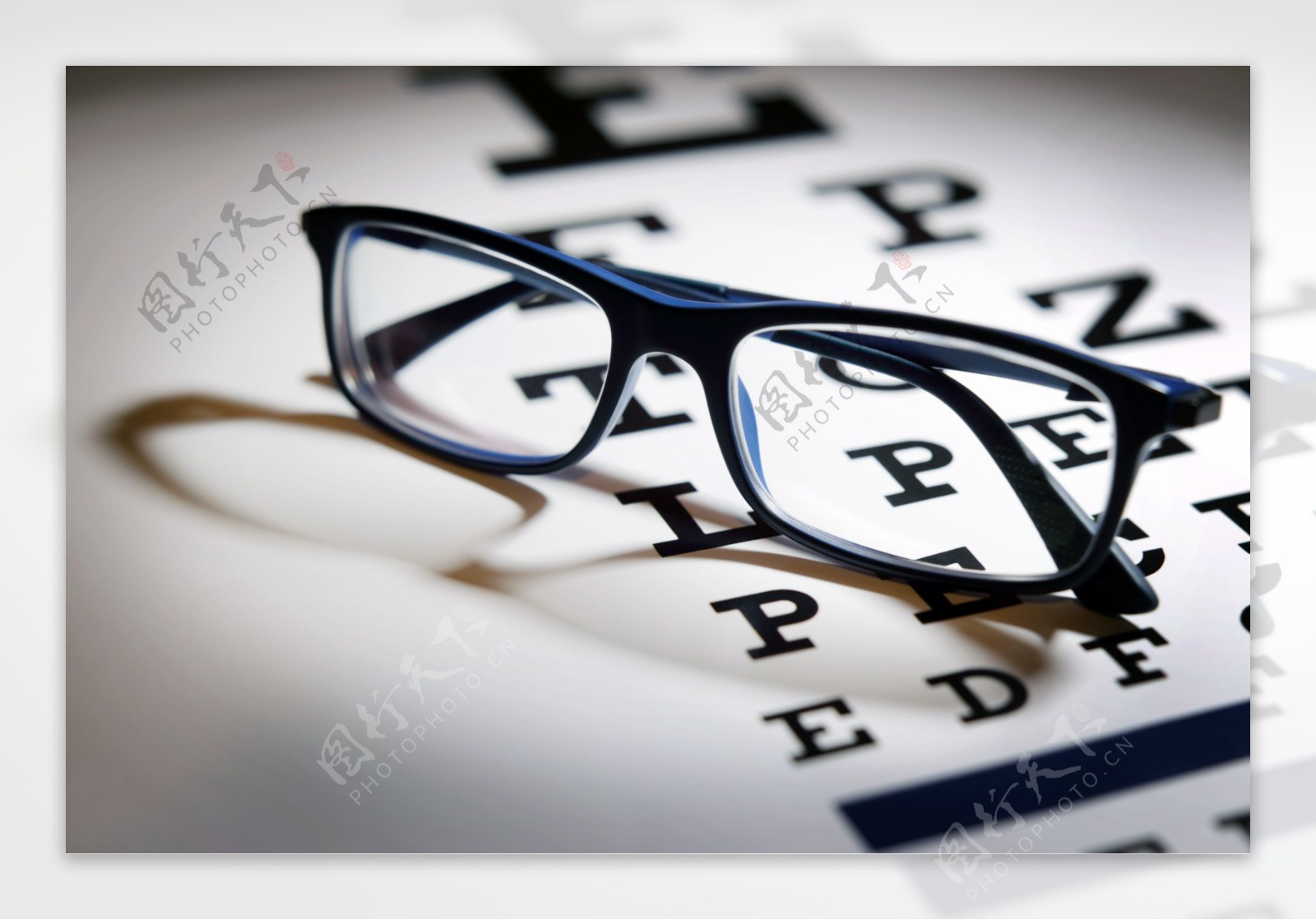 视力测试卡上的眼镜图片