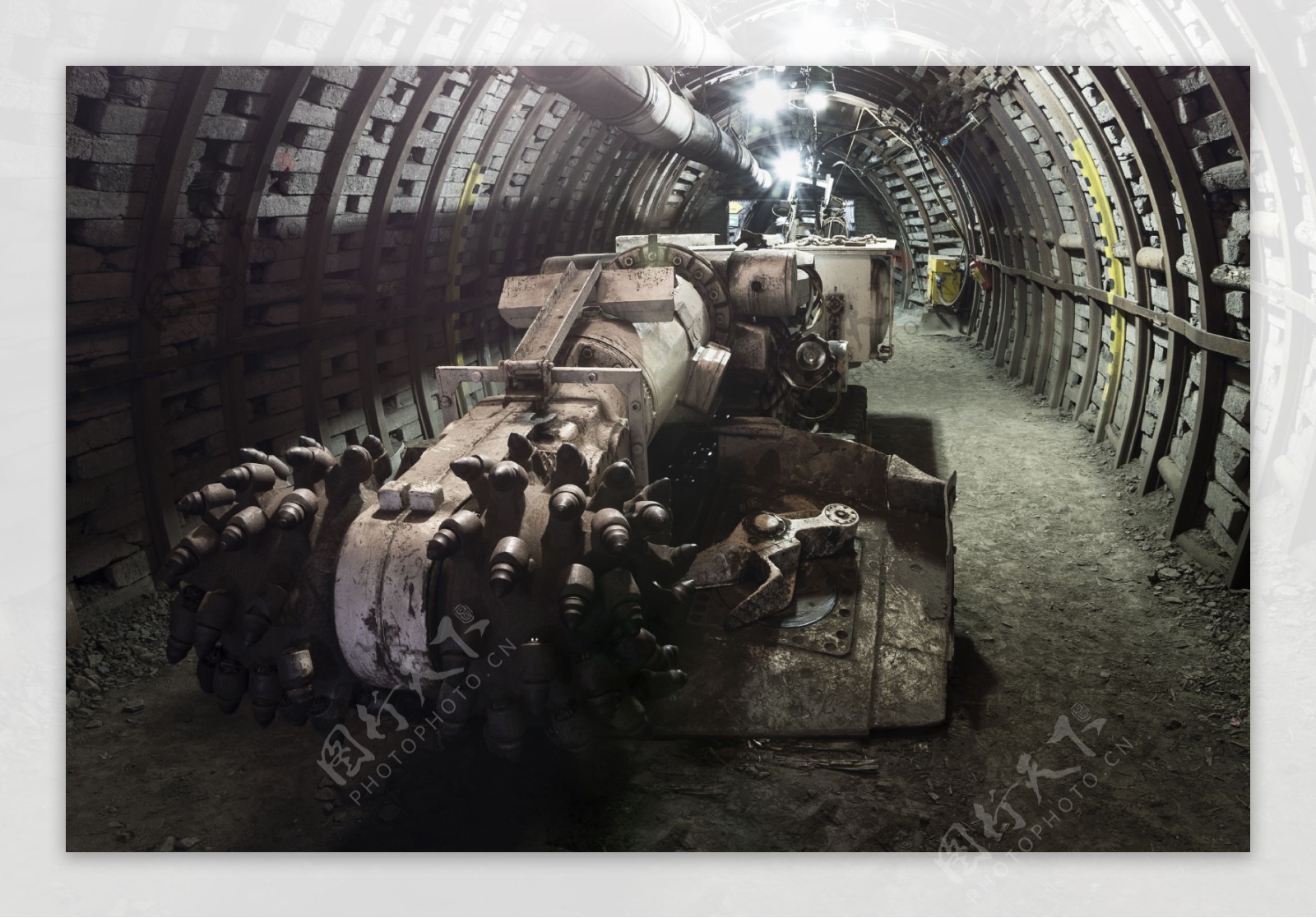 隧道里的机器图片