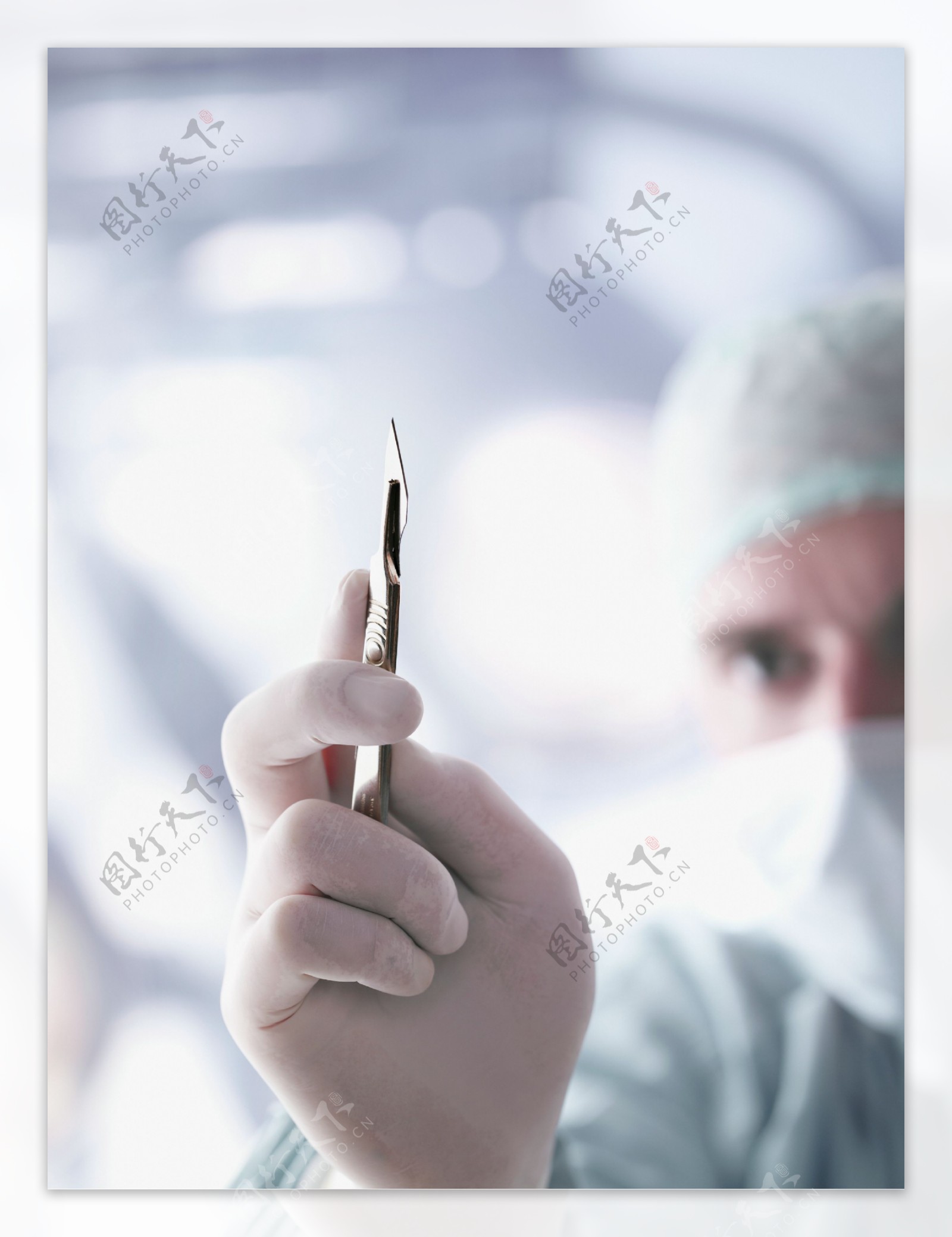 医生手中的手术刀图片