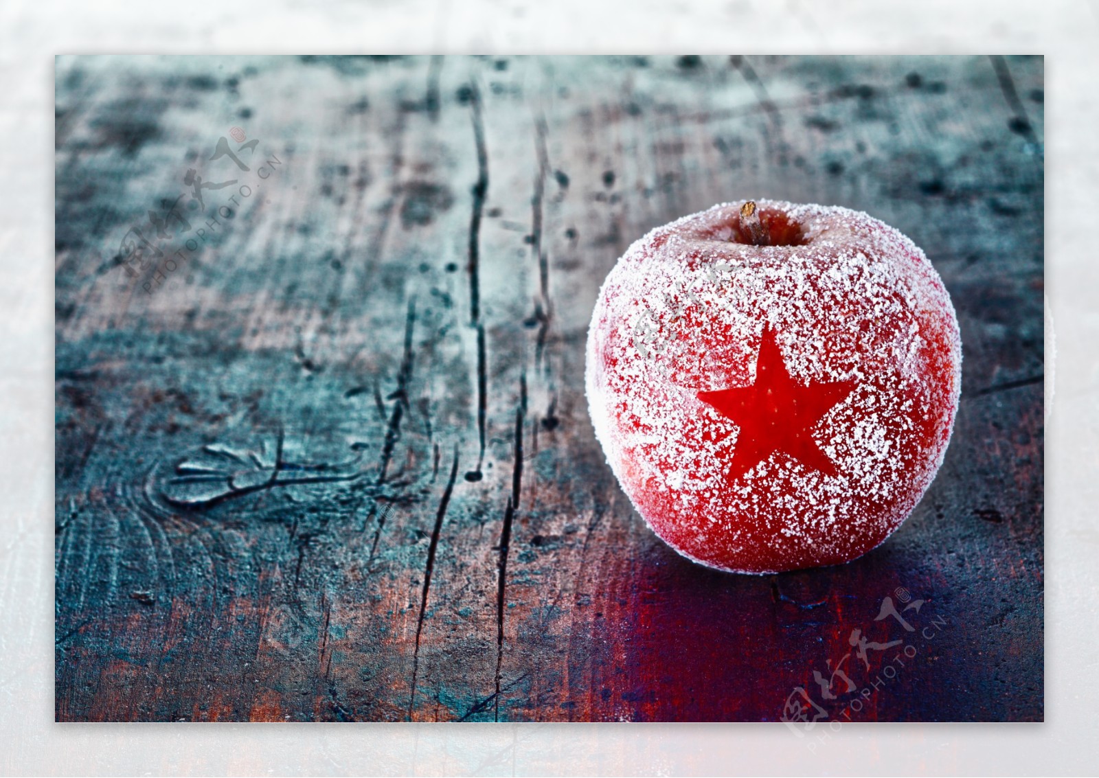 木板上的苹果