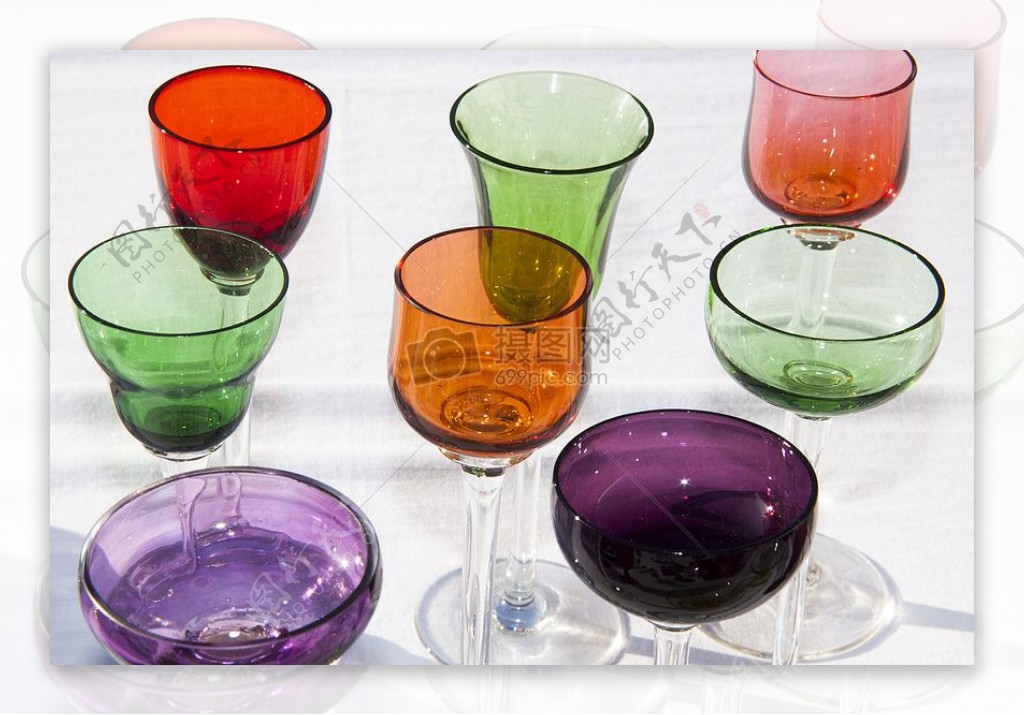 色彩缤纷的玻璃杯