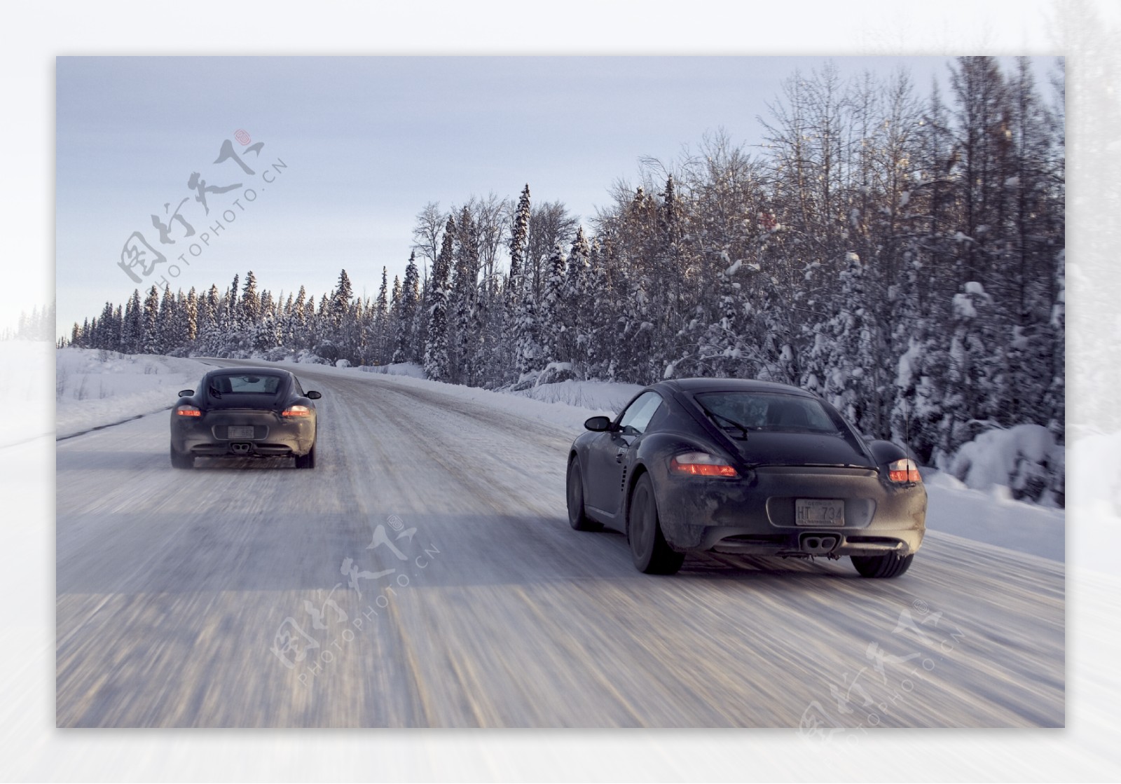 雪路上的汽车图片