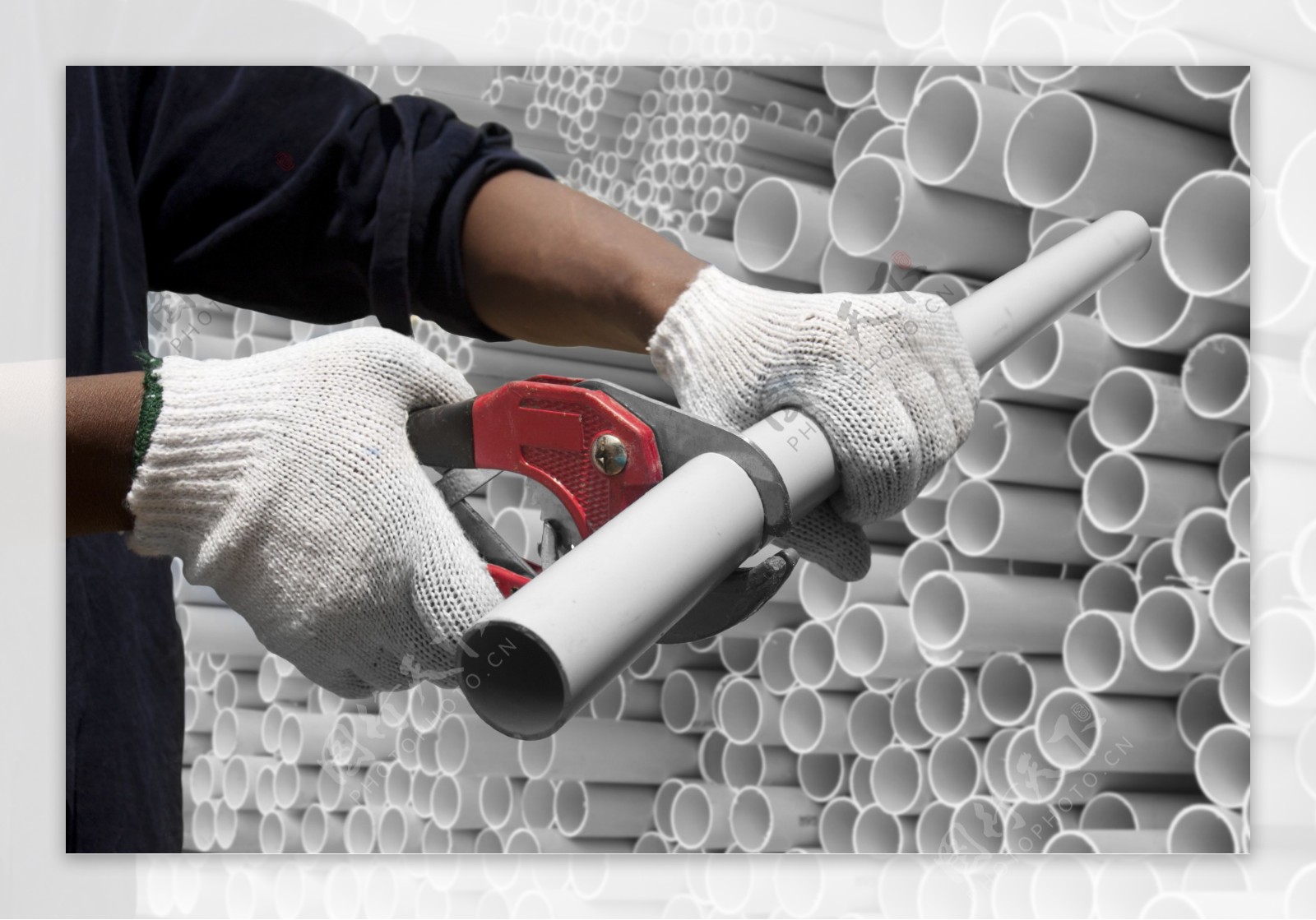 切白色PVC管的建筑工人图片