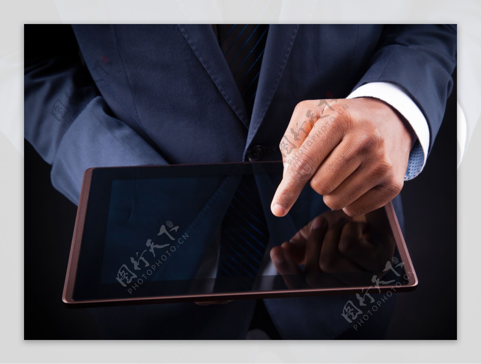 男人手中的平板电脑图片