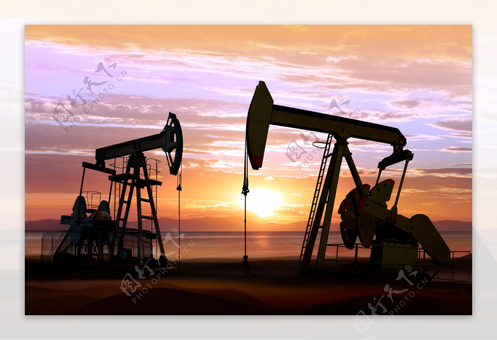夕阳下的油田图片