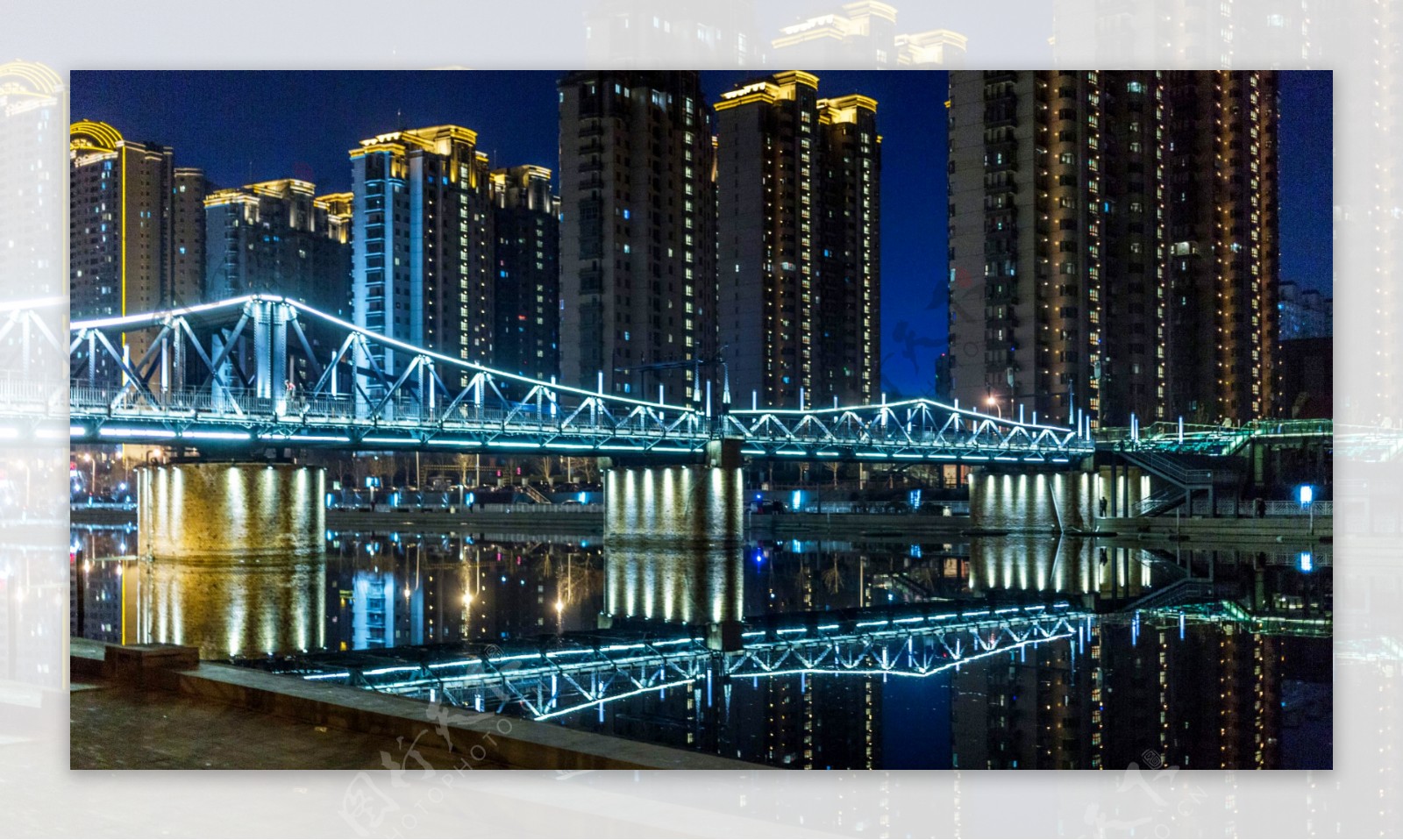 天津海河夜景桥倒影图片