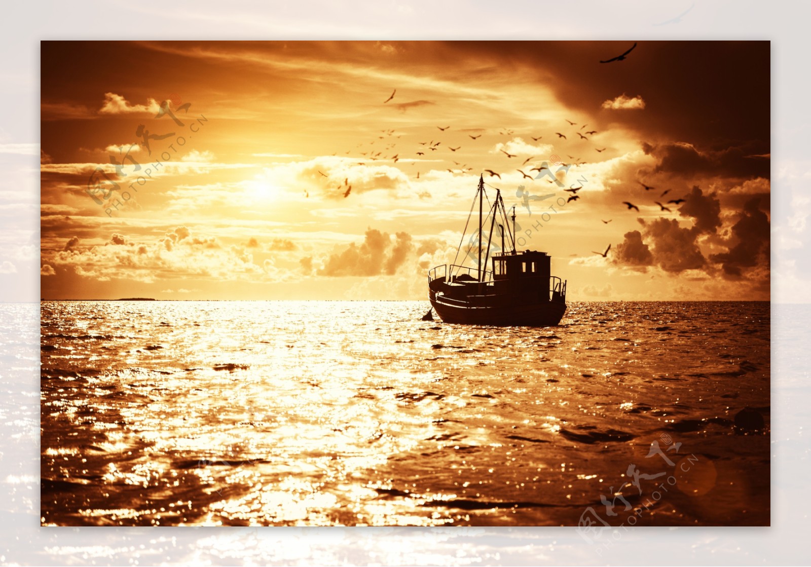 夕阳下的渔船