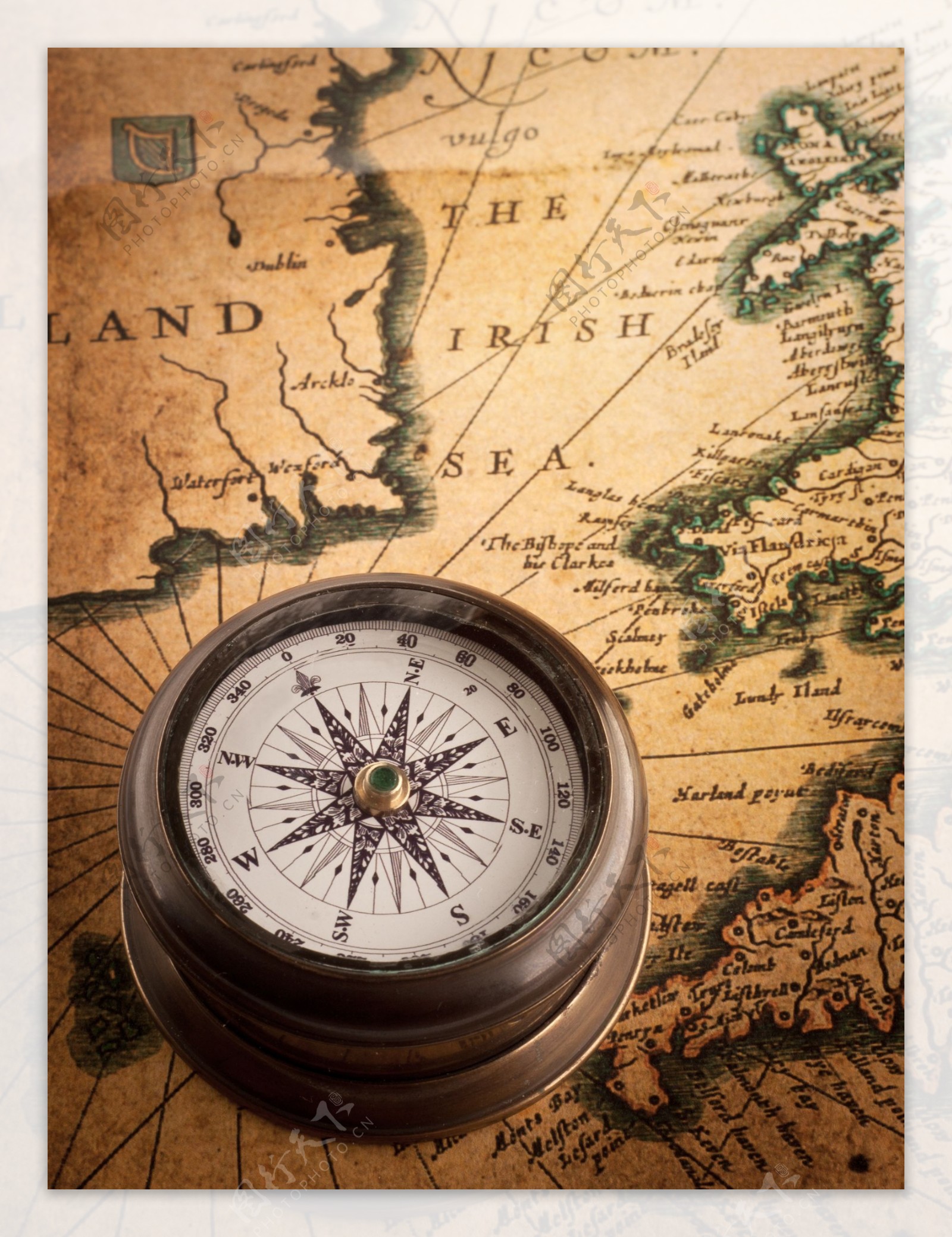 航海地图与指南针