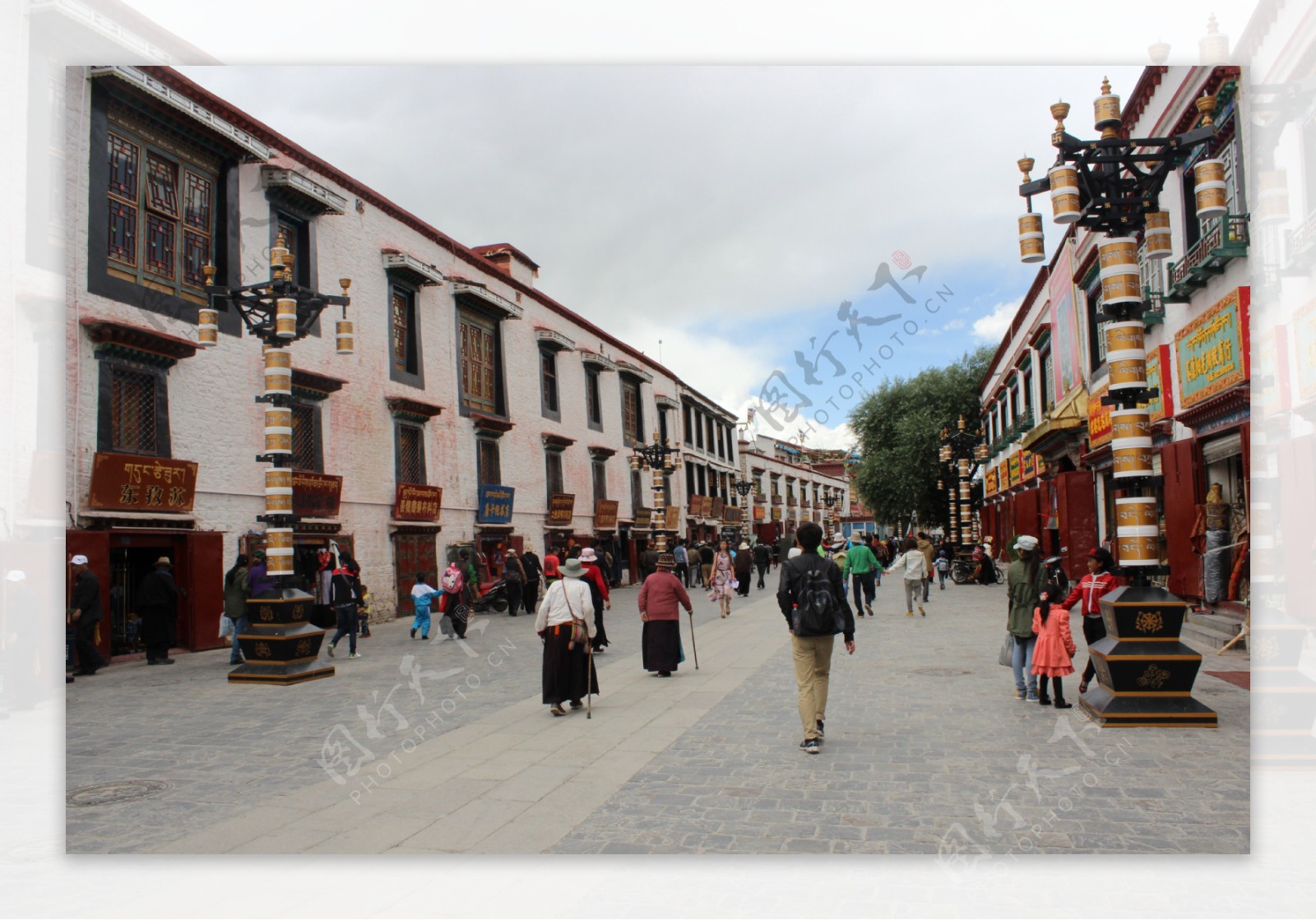拉萨藏式大街图片