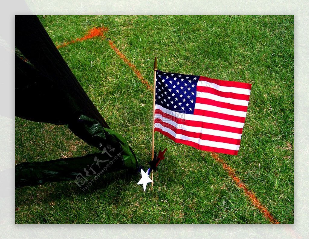 插在草地上的美国国旗